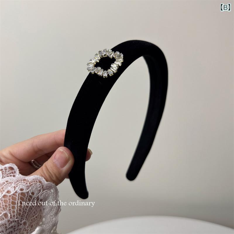 リバーパディのカチューシャ レディース 秋冬 レトロ ハート ベロア ジルコニア 幅広 ヘアアクセサリー ヘアバンド 髪飾り エレガント ファッション小物 お洒落 大人かわいい トレンド シンプル きれいめ 髪留め 圧迫感軽減 ヘアアレンジ 普段使い 通勤用 カジュア｜アングル3