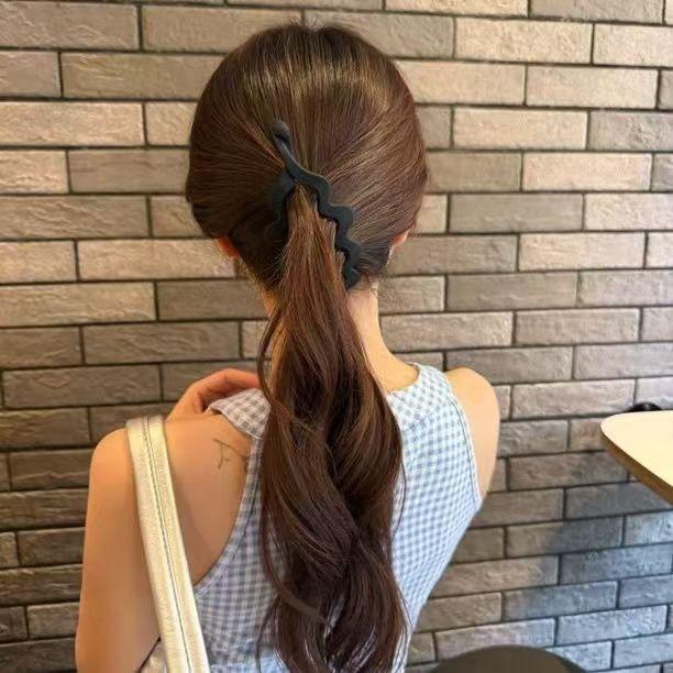 ヘアクリップ レディース バナナクリップ ヘアアクセサリー 髪留め 髪飾り 波型 縦型 ウェーブデザイン シンプル 扭扭クリップ 大きめ ビッグサイズ まとめ髪 ポニーテール 簡単アレンジ 華やか 上品 おしゃれ 大人 かわいい デイリー カジュアル ヘ