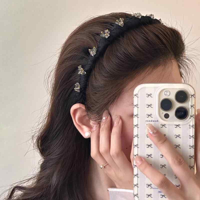 カチューシャ レディース ヘアアクセサリー 髪飾り 波型 滑り止め 櫛付き ギザギザ ブラック 宝石付き きらきら 輝く 高級感 エレガント 大人かわいい おしゃれ ヘアバンド 髪留め ヘッドバンド ダンス フェス イベント パーティー お呼ばれ 成人式