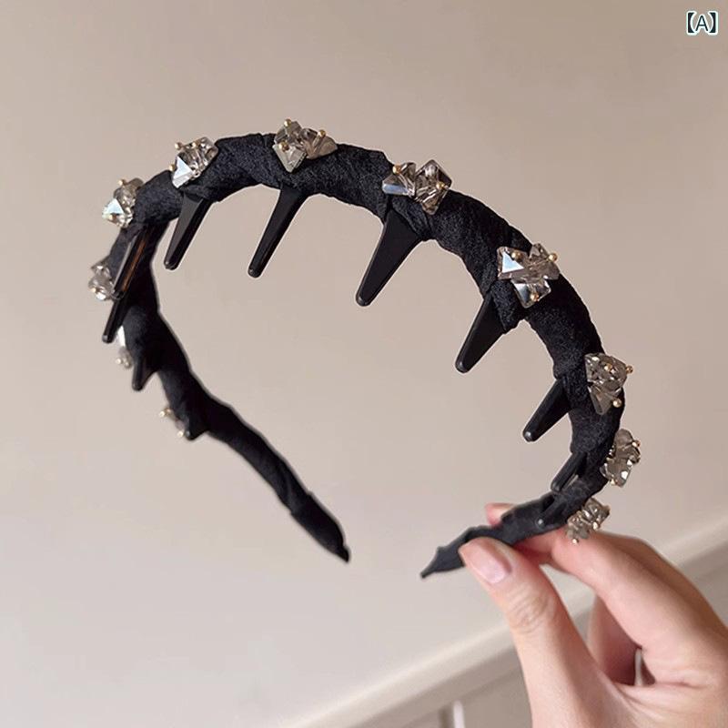 リバーパディのカチューシャ レディース ヘアアクセサリー 髪飾り 波型 滑り止め 櫛付き ギザギザ ブラック 宝石付き きらきら 輝く 高級感 エレガント 大人かわいい おしゃれ ヘアバンド 髪留め ヘッドバンド ダンス フェス イベント パーティー お呼ばれ 成人式｜アングル2