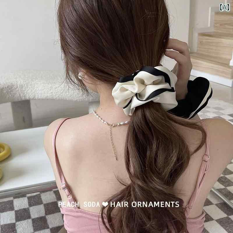 リバーパディのヘアアクセサリー レディース シュシュ 高級感 サテン生地 ブラック ホワイト バイカラー 韓国 おしゃれ シンプル 髪飾り ヘアゴム 大人かわいい 上品 髪留め まとめ髪 ヘアアレンジ 髪束ね 普段使い デイリーユース オフィス 仕事 発表会 パーテ｜アングル2