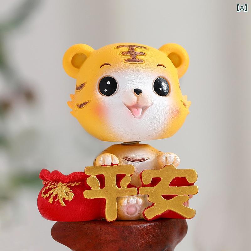 置物 虎 寅年 縁起物 樹脂製 揺れる 首振り 人形 フィギュア キャラクター かわいい ラッキーアイテム 車内 インテリア 雑貨 デスク回り 卓上 装飾品 車載 飾り物 癒し系 オブジェ 贈り物 ギフト用 幸運 厄除け 干支 飾り アニマル ぬいぐるみ