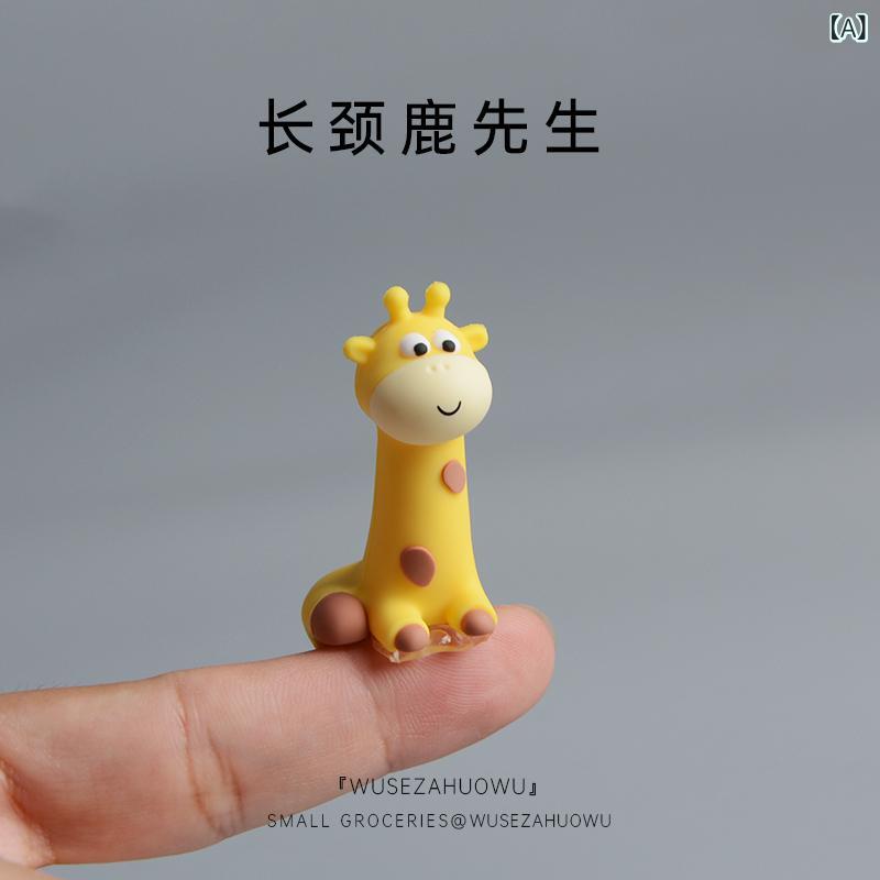 置物 レディース 車内インテリア キリン ぬいぐるみ カー用品 飾り付け デスク周り 雑貨 フィギュア 車用アクセサリー 癒しグッズ かわいい おしゃれ 贈り物 ギフト デコレーション キャラクター リアル リアルタッチ ディスプレイ マスコット 自動車 riverpaddy-11662139 リバーパディ パッケージ画像