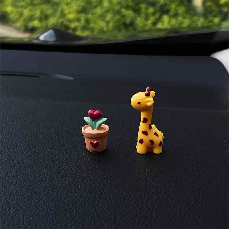 車内装飾品 レディース かわいい キリン 自動車用 インテリア 車載 おもちゃ フィギュア センターコンソール 置物 ダッシュボード アクセサリ 雑貨 車内装飾 小物 オブジェ 車内用 グッズ 癒し系 キャラクター 車内アクセサリー 車用品 カー用品 自 riverpaddy-11662260 リバーパディ パッケージ画像