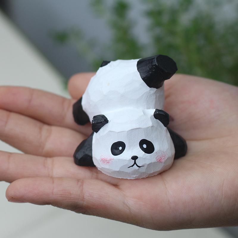 置物 レディース メンズ 動物 小熊猫 木彫り 飾り物 雑貨 フィギュア インテリア 卓上 玄関 部屋作り おしゃれ かわいい ナチュラル 手作り 木製 オブジェ 贈り物 ギフト キーホルダー アニマル 癒やしグッズ 飾り 雑貨小物 リアル クラフト 天 riverpaddy-11668552 リバーパディ パッケージ画像