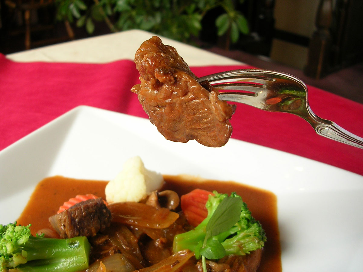 【送料無料】最高級黒毛和牛のスネ煮込みシチュー2人前！ スネを軟らかく炊き上げたコラーゲンたっぷり プティフランスパン2個付き♪ 黒毛和牛 ビーフシチュー スネ肉 シチュー パン 洋食 セット 温めるだけ 洋風 惣菜 冷凍 食品 誕生日 ディナー （佐川急便での配送）