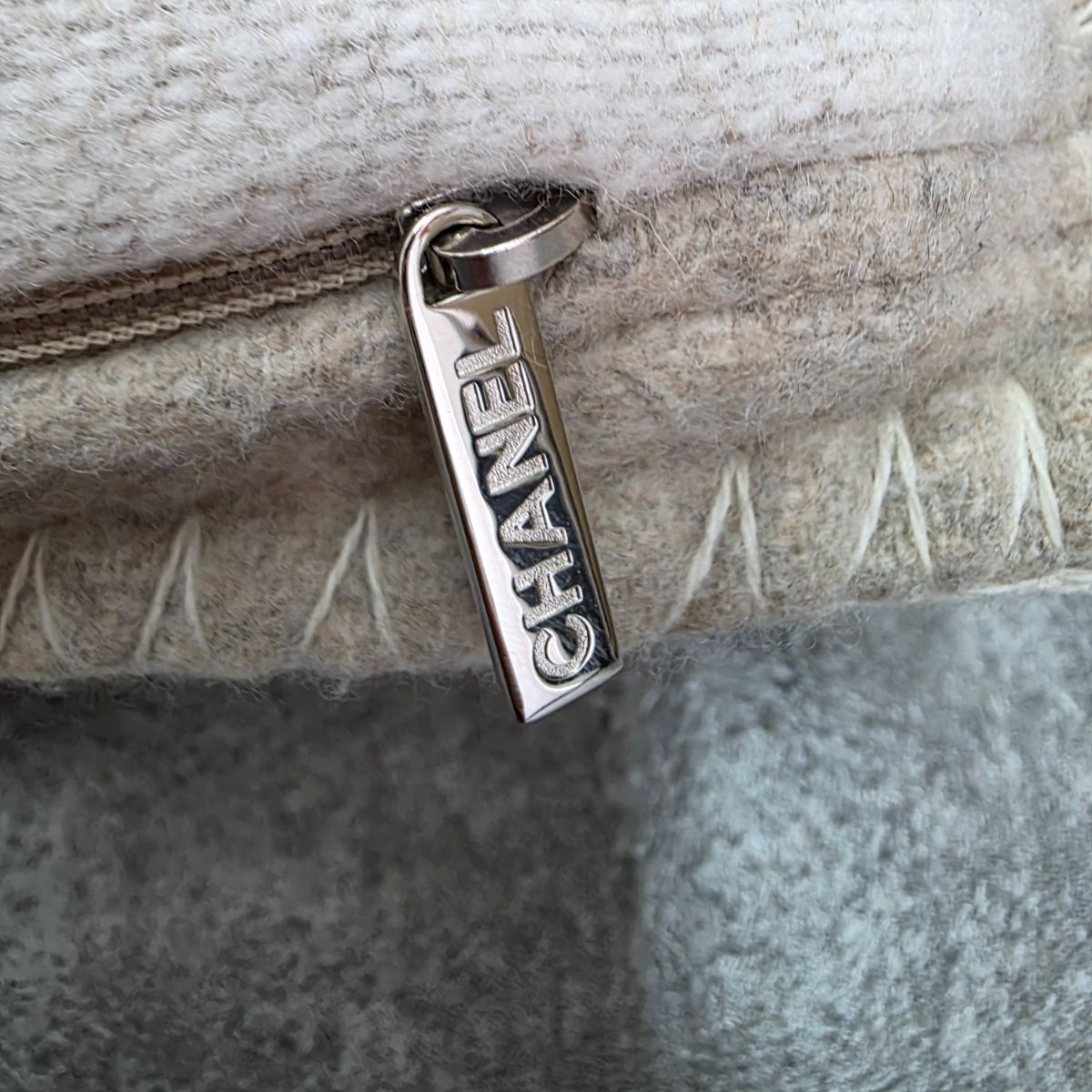 CHANEL シャネル CC ココマーク ダブルフェイス サークルロゴ カシミヤ×ウール クッション 枕 ピロー インテリア ウール カシミヤ ベージュ アイボリー レディース【中古】 riz1048-10080389 PAWNSHOP RiZ サンプル画像3