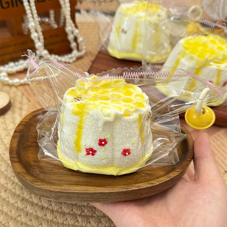 スクイーズ ケーキ ぷにぷに ふわふわ おもちゃ 低反発 デザート 感触 プッシュ 神ふわ ままごと サプライズ お握り お菓子 ストレス解消 もちもち おしゃれ 子供 こども オシャレ 減圧 食品サンプル 握って遊ぶ 癒し グッズ rizelife-hacks-10010698 rize商店 サンプル画像3