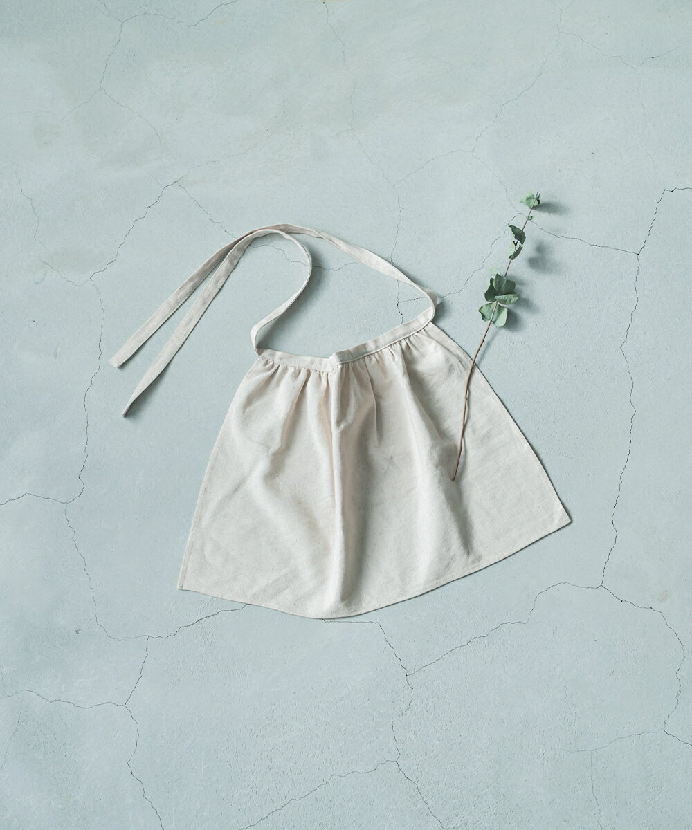 コットン リネンの優しい風合いが魅力のショートエプロンfree 縦約27cm 裾巾約42cm ウエスト巾約23cm 紐長さ約45cmｘ2 ナチュラルエプロン 女の子 男の子 Kids キッズ おしゃれ こども服 子供服 春 子ども ガーリー 子供 可愛い エプロン 小学生 リネン 冬 夏 秋 シンプル