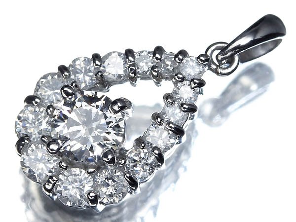 ■商品説明■ ◆輝く上質ダイヤモンド 総計1．007ctを贅沢に宝飾した、高級ペンダントヘッドをご紹介いたします！！！ 中石0．407ctの大粒の上質ダイヤモンドを囲うように、総計0．6ctの上質ダイヤを宝飾したこちら！！！ 総計1．007...