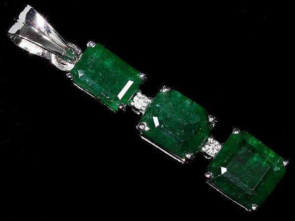 RK宝石の≪Emerald≫ 天然エメラルド 大粒 3石 総計3.92ct ダイヤモンド K18WG 超高級ペンダントヘッド｜アングル2