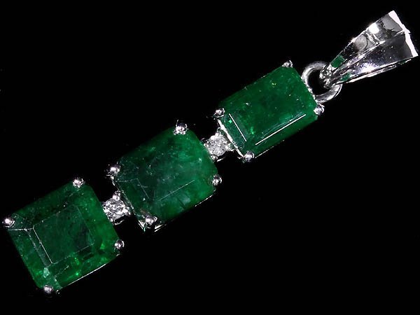 RK宝石の≪Emerald≫ 天然エメラルド 大粒 3石 総計3.92ct ダイヤモンド K18WG 超高級ペンダントヘッド｜アングル3