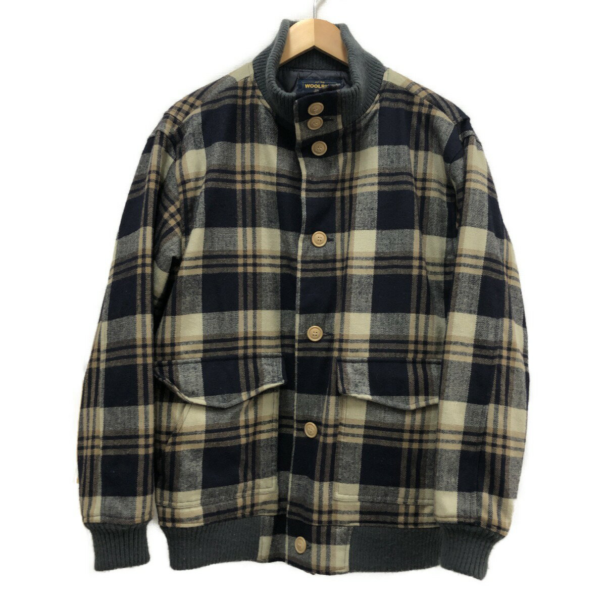 【商品名】中古 WOOLRICH ウールリッチ メンズ ブルゾン 中綿ブルゾン SIZE M 2W5-9414 マルチカラー Bランク ◆こちらの商品は「なんでもリサイクル ビッグバン釧路星が浦店 」からの出品です。 【メーカー】WOOLRICH/ウールリッチ 【型番】2W5-9414【対象】メンズ 【カラー】マルチカラー 【表記サイズ】 M【肩幅】約45cm【着丈】約78cm【身幅】約51cm【袖丈】約63cm 【付属品】なし 【ランク】Bランク　通常使用による傷や汚れが見受けられる中古品 【店舗内商品コード】1003101766546 【使用予定配送業者】佐川急便　飛脚宅配便100サイズ 【こちらの商品は店頭や他ネットショップでも販売を行なっております】 【備考/コメント】 目に見て分かる大きなキズやヨゴレなどは見受けられないお品物ですが、毛玉等の使用感があります。 店頭と併売商品のため、記載にないキズや汚れなど商品状態が多少変化する場合があります。 ■状態等は画像をご確認・ご参照下さい。 ■こちらの商品はお客様から買取させていただいた商品であり、人の手を経た商品です。 ■弊社（株式会社オカモトRMC）を装った偽装サイトにご注意ください■ 弊社（株式会社オカモトRMC）の商品画像や文章を無断盗用した『偽装サイト』を確認しておりますが、当店とは一切関係がございませんのでご注意ください。 表示中のWEBページのURLをご確認ください。（弊社からの出品は下記サイトのみとなります。） ■楽天市場　・https://www.rakuten.co.jp/　・https://item.rakuten.co.jp/●●● ■ヤフオク！　　■デジマート　■amazon ■なんでもリサイクルビッグバン　公式オンラインストア 【偽装サイトの特徴】 ・オンラインストアのURLが上記以外のもの。 ・弊社の販売価格より、安価で販売されている。 ・銀行振込先名義が個人や外国人名である。 ・事業者の住所の記載はあるが、場所を調べてみるとおかしい。 （弊社は北海道帯広市に所在しており、北海道内の各店舗より商品発送致します。）