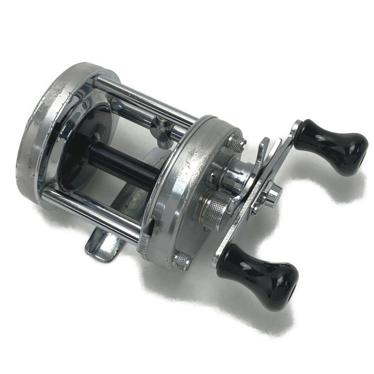 【商品名】中古 Abu Garcia ABU アンバサダー 6500C ベイトリール 780404 Cランク ◆こちらの商品は「なんでもリサイクル ビッグバン旭川宮前店 」からの出品です。 【メーカー】Abu Garcia 【型番】780404 【付属品】なし 【ランク】Cランク　使用感やキズや汚れ等が目立つ中古品 【店舗内商品コード】1017003524920 【使用予定配送業者】佐川急便　飛脚宅配便60サイズ 【こちらの商品は店頭や他ネットショップでも販売を行なっております】 【備考/コメント】 全体的にスレ傷、ヨゴレ、塗装剥げ等、使用感が見られます。 店頭との併売商品のため、記載に無い細かなキズ、汚れが見受けられるなど多少商品状態が変化する場合がございます。 ■状態等は画像をご確認・ご参照下さい。 ■こちらの商品はお客様から買取させていただいた商品であり、人の手を経た商品です。 ■弊社（株式会社オカモトRMC）を装った偽装サイトにご注意ください■ 弊社（株式会社オカモトRMC）の商品画像や文章を無断盗用した『偽装サイト』を確認しておりますが、当店とは一切関係がございませんのでご注意ください。 表示中のWEBページのURLをご確認ください。（弊社からの出品は下記サイトのみとなります。） ■楽天市場　・https://www.rakuten.co.jp/　・https://item.rakuten.co.jp/●●● ■ヤフオク！　　■デジマート　■amazon ■なんでもリサイクルビッグバン　公式オンラインストア 【偽装サイトの特徴】 ・オンラインストアのURLが上記以外のもの。 ・弊社の販売価格より、安価で販売されている。 ・銀行振込先名義が個人や外国人名である。 ・事業者の住所の記載はあるが、場所を調べてみるとおかしい。 （弊社は北海道帯広市に所在しており、北海道内の各店舗より商品発送致します。）