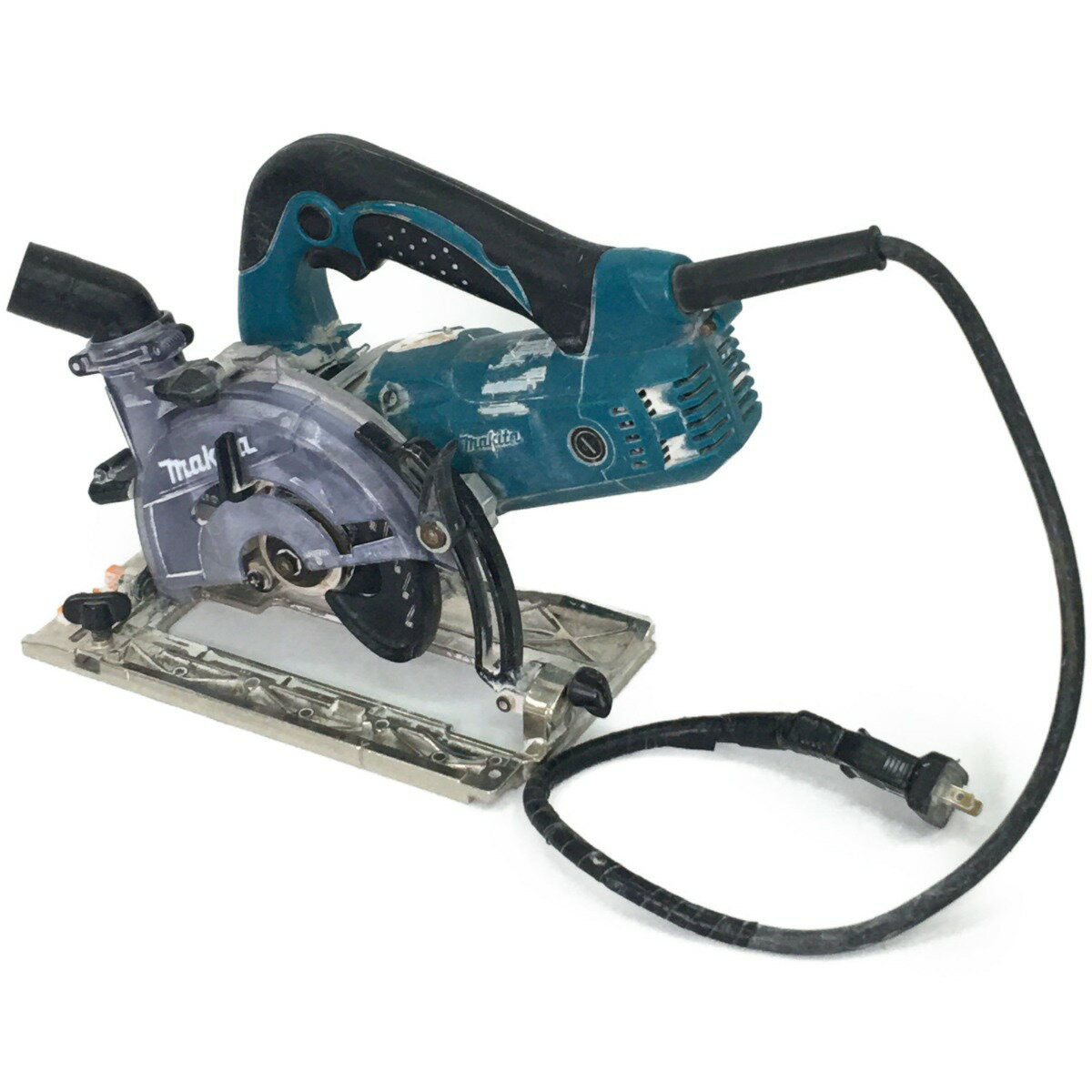 【商品名】中古 MAKITA マキタ 125mm防じん丸のこ コード補修痕有 KS5200FX グリーン Dランク ◆こちらの商品は「なんでもリサイクル ビッグバン千歳信濃店 」からの出品です。 【メーカー】MAKITA/マキタ 【型番】KS5200FX 【カラー】グリーン 【付属品】 六角レンチ 【ランク】Dランク　通常使用に問題がありリペアが必要、もしくは部品取り等に利用するジャンク品 【動作確認】動作確認を行っております 【詳細備考】当店にて簡易的な通電・回転の動作確認済みですが、細かい動作や動作精度は確認していません。 電源コードに部分的な黒テープ補修痕が見受けられます。この為、ジャンク品の扱いとなります。 全体的な使用に伴う広範囲な汚れ、傷が見受けられます。 店頭併売品の為、現状の写真・説明文より多少の傷汚れなどの商品の状態に変化がある場合がありますが、ご了承下さい。 【店舗内商品コード】1013103078684 【使用予定配送業者】佐川急便　飛脚宅配便100サイズ 【こちらの商品は店頭や他ネットショップでも販売を行なっております】 ■状態等は画像をご確認・ご参照下さい。 ■こちらの商品はお客様から買取させていただいた商品であり、人の手を経た商品です。 ■弊社（株式会社オカモトRMC）を装った偽装サイトにご注意ください■ 弊社（株式会社オカモトRMC）の商品画像や文章を無断盗用した『偽装サイト』を確認しておりますが、当店とは一切関係がございませんのでご注意ください。 表示中のWEBページのURLをご確認ください。（弊社からの出品は下記サイトのみとなります。） ■楽天市場　・https://www.rakuten.co.jp/　・https://item.rakuten.co.jp/●●● ■ヤフオク！　　■デジマート　■amazon ■なんでもリサイクルビッグバン　公式オンラインストア 【偽装サイトの特徴】 ・オンラインストアのURLが上記以外のもの。 ・弊社の販売価格より、安価で販売されている。 ・銀行振込先名義が個人や外国人名である。 ・事業者の住所の記載はあるが、場所を調べてみるとおかしい。 （弊社は北海道帯広市に所在しており、北海道内の各店舗より商品発送致します。）