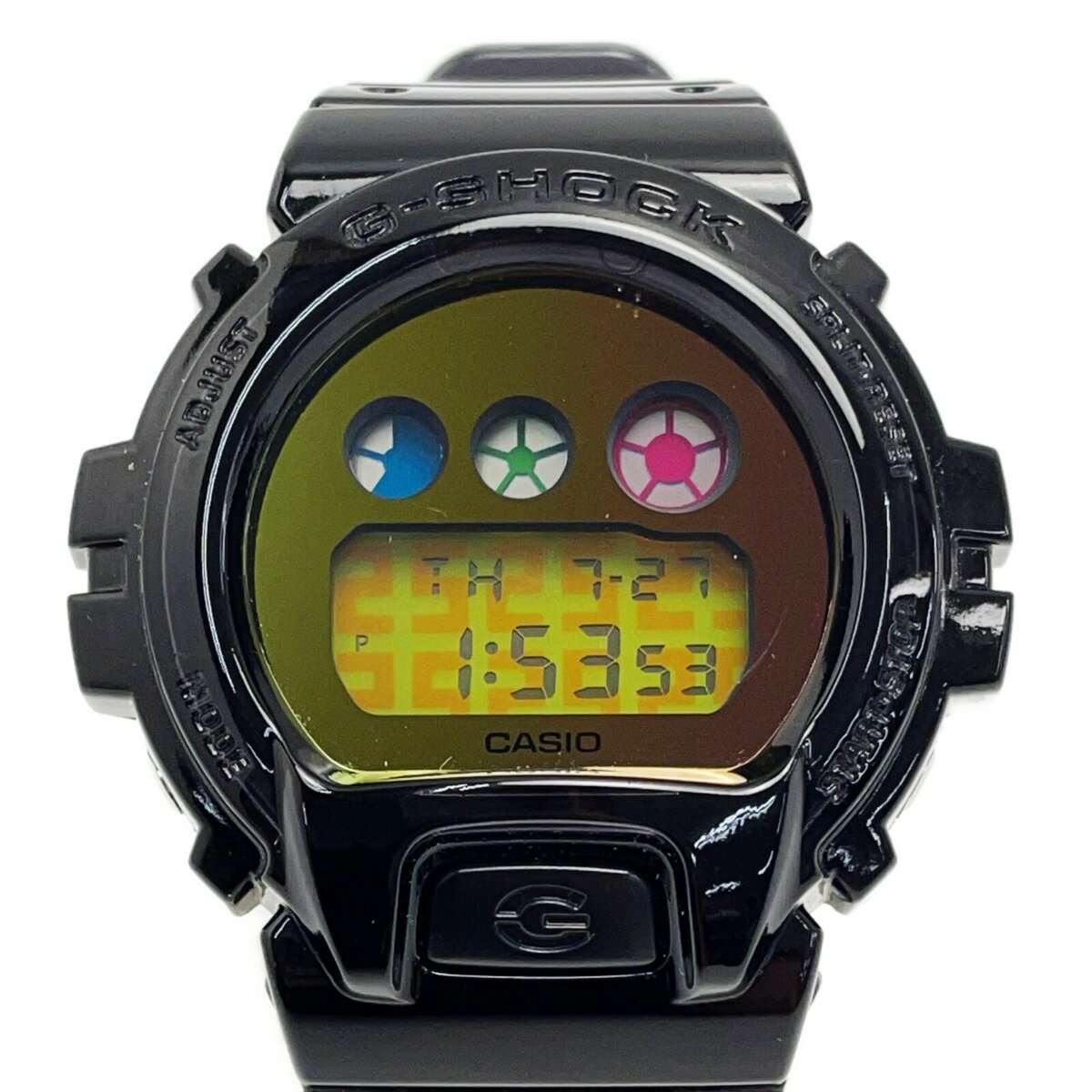 【商品名】中古 CASIO カシオ G-SHOCK DW-6900生誕25周年記念モデル DW-6900SP-1JR ブラックシースルー クォーツ 腕時計 Aランク ◆こちらの商品は「なんでもリサイクル ビッグバン旭川宮前店 」からの出品です。 【メーカー】CASIO/カシオ 【型番】DW-6900SP-1JR【対象】メンズ 【素材】樹脂 【カラー】ブラックシースルー 【ケースサイズ】約50mm【腕周り】約(最大)21cm【ムーブメント】クオーツ【文字盤カラー】偏光グラデーション【ベルトカラー】シースルーブラック【ディスプレイタイプ】デジタル表示【カレンダータイプ】フルオートカレンダー 【付属品】なし 【ランク】Aランク　少々の使用感はあるが状態の良い中古品 【店舗内商品コード】1017003603540 【使用予定配送業者】佐川急便　飛脚宅配便60サイズ 【こちらの商品は店頭や他ネットショップでも販売を行なっておりますので、売切れの場合は、ご購入をキャンセルさせていただく場合がございます。】 【備考/コメント】 若干のキズ・汚れ有。 ■状態等は画像をご確認・ご参照下さい。 ■こちらの商品はお客様から買取させていただいた商品であり、人の手を経た商品です。 ■弊社（株式会社オカモトRMC）を装った偽装サイトにご注意ください■ 弊社（株式会社オカモトRMC）の商品画像や文章を無断盗用した『偽装サイト』を確認しておりますが、当店とは一切関係がございませんのでご注意ください。 表示中のWEBページのURLをご確認ください。（弊社からの出品は下記サイトのみとなります。） ■楽天市場　・https://www.rakuten.co.jp/　・https://item.rakuten.co.jp/●●● ■ヤフオク！　　■デジマート　■amazon ■なんでもリサイクルビッグバン　公式オンラインストア 【偽装サイトの特徴】 ・オンラインストアのURLが上記以外のもの。 ・弊社の販売価格より、安価で販売されている。 ・銀行振込先名義が個人や外国人名である。 ・事業者の住所の記載はあるが、場所を調べてみるとおかしい。 （弊社は北海道帯広市に所在しており、北海道内の各店舗より商品発送致します。）