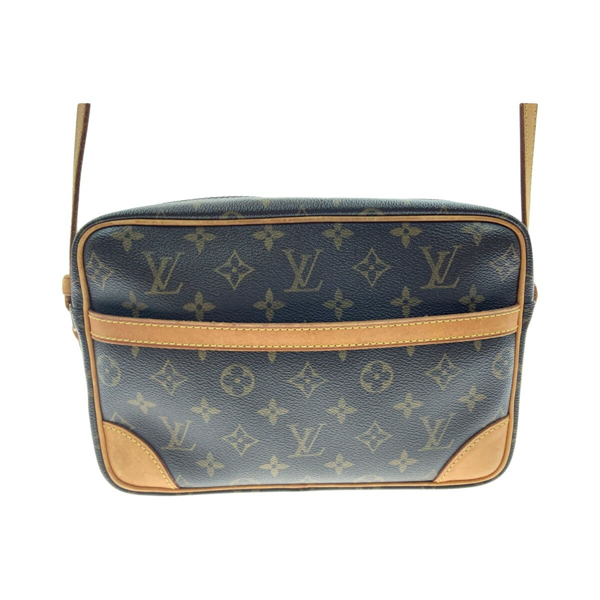 【商品名】中古 LOUIS VUITTON ルイヴィトン モノグラム トロカデロ27 ショルダーバッグ M51274 Dランク ◆こちらの商品は「なんでもリサイクル ビッグバン函館花園店 」からの出品です。 【メーカー】LOUIS VUITTON/ルイヴィトン 【型番】M51274【シリアル】MB1***【対象】ユニセックス 【素材】モノグラムキャンバス 【サイズ】W約27cm x H約18cm x D約16.5cm 【ショルダー】約最大134cm 【開閉式】ファスナー 【外ポケット】 オープンポケット x 1 【内ポケット】 オープンポケット x 1 【付属品】なし 【ランク】Dランク　通常使用に問題がありリペアが必要、もしくは部品取り等に利用するジャンク品 【店舗内商品コード】1016003186213 【使用予定配送業者】佐川急便 または 日本郵便　100サイズ　※お客様による配送方法の指定は承っておりません。 【こちらの商品は店頭や他ネットショップでも販売を行なっておりますので、売切れの場合は、ご購入をキャンセルさせていただく場合がございます。】 【備考/コメント】 ヌメ革にキズ・擦れ・濡れ滲みがあります。 ショルダー接続部にちぎれがあります。 上記の理由の為、現状渡し・ジャンク品となります ジャンク品に関して 返品対象外の商品となりますのでご了承くださいませ。 ジャンク品とは傷、汚れ、カビ、その他動作に支障をきたす恐れのある症状を持つ商品です。 修理、パーツ取りなどを前提にご入札ください。 ■状態等は画像をご確認・ご参照下さい。 ■こちらの商品はお客様から買取させていただいた商品であり、人の手を経た商品です。 ■弊社（株式会社オカモトRMC）を装った偽装サイトにご注意ください■ 弊社（株式会社オカモトRMC）の商品画像や文章を無断盗用した『偽装サイト』を確認しておりますが、当店とは一切関係がございませんのでご注意ください。 表示中のWEBページのURLをご確認ください。（弊社からの出品は下記サイトのみとなります。） ■楽天市場　・https://www.rakuten.co.jp/　・https://item.rakuten.co.jp/●●● ■ヤフオク！　　■デジマート　■amazon ■なんでもリサイクルビッグバン　公式オンラインストア 【偽装サイトの特徴】 ・オンラインストアのURLが上記以外のもの。 ・弊社の販売価格より、安価で販売されている。 ・銀行振込先名義が個人や外国人名である。 ・事業者の住所の記載はあるが、場所を調べてみるとおかしい。 （弊社は北海道帯広市に所在しており、北海道内の各店舗より商品発送致します。）