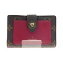 【商品名】中古 LOUIS VUITTON ルイヴィトン モノグラム ポルトフォイユ ジュリエット 二つ折り短財布 M69433 Bランク ◆こちらの商品は「なんでもリサイクル ビッグバン函館花園店 」からの出品です。 【メーカー】LOUIS VUITTON/ルイヴィトン 【型番】M69433【対象】レディース 【素材】モノグラムキャンバス 【サイズ】W約13cm x H約9cm x D約2.5cm 【開閉式】スナップボタン【札入れ】1箇所【小銭入れ】1箇所【カード入れ】4箇所 【外ポケット】 オープンポケット x 1 【内ポケット】 オープンポケット x 1 【付属品】なし 【ランク】Bランク　通常使用による傷や汚れが見受けられる中古品 【店舗内商品コード】1016003193563 【使用予定配送業者】佐川急便 または 日本郵便　60サイズ　※お客様による配送方法の指定は承っておりません。 【こちらの商品は店頭や他ネットショップでも販売を行なっておりますので、売切れの場合は、ご購入をキャンセルさせていただく場合がございます。】 【備考/コメント】 若干の使用感があります。小銭入れに汚れが見受けられます。 ■状態等は画像をご確認・ご参照下さい。 ■こちらの商品はお客様から買取させていただいた商品であり、人の手を経た商品です。 ■弊社（株式会社オカモトRMC）を装った偽装サイトにご注意ください■ 弊社（株式会社オカモトRMC）の商品画像や文章を無断盗用した『偽装サイト』を確認しておりますが、当店とは一切関係がございませんのでご注意ください。 表示中のWEBページのURLをご確認ください。（弊社からの出品は下記サイトのみとなります。） ■楽天市場　・https://www.rakuten.co.jp/　・https://item.rakuten.co.jp/●●● ■ヤフオク！　　■デジマート　■amazon ■なんでもリサイクルビッグバン　公式オンラインストア 【偽装サイトの特徴】 ・オンラインストアのURLが上記以外のもの。 ・弊社の販売価格より、安価で販売されている。 ・銀行振込先名義が個人や外国人名である。 ・事業者の住所の記載はあるが、場所を調べてみるとおかしい。 （弊社は北海道帯広市に所在しており、北海道内の各店舗より商品発送致します。）