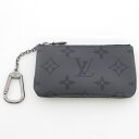 【商品名】中古 LOUIS VUITTON ルイヴィトン モノグラム・エクリプス ポシェットクレ M80905 Bランク ◆こちらの商品は「なんでもリサイクル ビッグバン札幌白石店 」からの出品です。 【メーカー】LOUIS VUITTON/ルイヴィトン 【型番】M80905 【サイズ】W約12cm x H約7cm x D約1.5cm 【開閉式】ファスナー 【付属品】なし 【ランク】Bランク　通常使用による傷や汚れが見受けられる中古品 【店舗内商品コード】1010104575020 【使用予定配送業者】佐川急便 または 日本郵便　60サイズ　※お客様による配送方法の指定は承っておりません。 【こちらの商品は店頭や他ネットショップでも販売を行なっておりますので、売切れの場合は、ご購入をキャンセルさせていただく場合がございます。】 【備考/コメント】 ・底角にダメージがあります ・ファスナー部分に若干のダメージがあります ・フックに小キズが多数あります ・匂いがします ■状態等は画像をご確認・ご参照下さい。 ■こちらの商品はお客様から買取させていただいた商品であり、人の手を経た商品です。 ■弊社（株式会社オカモトRMC）を装った偽装サイトにご注意ください■ 弊社（株式会社オカモトRMC）の商品画像や文章を無断盗用した『偽装サイト』を確認しておりますが、当店とは一切関係がございませんのでご注意ください。 表示中のWEBページのURLをご確認ください。（弊社からの出品は下記サイトのみとなります。） ■楽天市場　・https://www.rakuten.co.jp/　・https://item.rakuten.co.jp/●●● ■ヤフオク！　　■デジマート　■amazon ■なんでもリサイクルビッグバン　公式オンラインストア 【偽装サイトの特徴】 ・オンラインストアのURLが上記以外のもの。 ・弊社の販売価格より、安価で販売されている。 ・銀行振込先名義が個人や外国人名である。 ・事業者の住所の記載はあるが、場所を調べてみるとおかしい。 （弊社は北海道帯広市に所在しており、北海道内の各店舗より商品発送致します。）