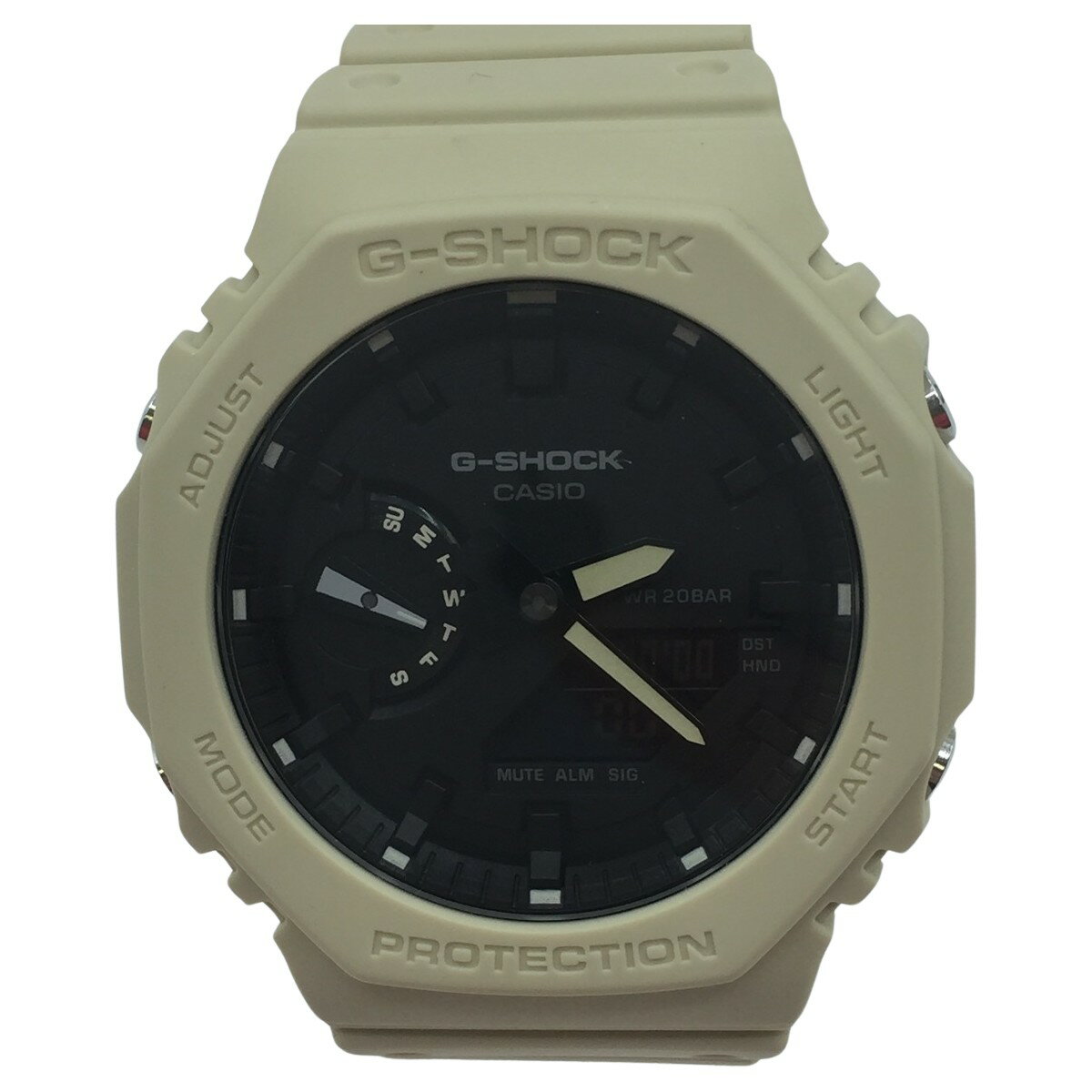 【商品名】中古 CASIO カシオ G-SHOCK Gショック 腕時計 メンズ アナログ デジタル GA-2100-5A 八角形 ウレタン ベージュ 黒 ブラック GA-2100-5AJF 箱付き Bランク ◆こちらの商品は「なんでもリサイクル ビッグバン帯広柏林台店 」からの出品です。 質問欄からの質問回答はいたしておりませんので、商品について質問がございましたら、 出品店舗にお電話にてお問い合わせください。 ※「リサイクルビッグバン楽天市場店の出品商品」と「店舗内商品コード（13桁）」をお知らせ下さい。 電話番号：0155-41-3196 【店舗内商品コード】1001102959585 【メーカー】CASIO/カシオ 【型番】GA-2100-5AJF【対象】メンズ 【ケースサイズ】約45.1mm x 40.8mm【ケース厚み】約11.3mm【腕周り】約13.5～21.5cm【ムーブメント】クオーツ【文字盤カラー】ブラック【ベルトカラー】ベージュ【ベルト素材】樹脂バンド 【ディスプレイタイプ】アナデジ表示【カレンダータイプ】フルオートカレンダー 【付属品】箱・取扱説明書 【ランク】Bランク　通常使用による傷や汚れが見受けられる中古品 【使用予定配送業者】佐川急便 または 日本郵便　60サイズ　※お客様による配送方法の指定は承っておりません。 【こちらの商品は在庫連動システムを導入し、店頭や他ネットショップと併売を行なっておりますが、タイミングによりシステムの反映が間に合わず欠品となってしまう場合がございます。 売切れの場合は、ご購入をキャンセルさせていただく場合がございます。】 【備考/コメント】 動作確認済になります。 風防・文字盤・針に傷・劣化はございません。 ケース・裏蓋には薄いスレキズ・汚れがございます。 バンドには着用による細かな傷・汚れがございます。 取扱説明書が保存により折れ曲がっています。 現状動作しておりますが、クォーツ式のため電池残量はわかりかねます。 ■状態等は画像をご確認・ご参照下さい。 ■こちらの商品はお客様から買取させていただいた商品であり、人の手を経た商品です。 評価ご不要のお客様は、ご落札・ご購入をお控えください。 ■弊社（株式会社オカモトRMC）を装った偽装サイトにご注意ください■ 弊社（株式会社オカモトRMC）の商品画像や文章を無断盗用した『偽装サイト』を確認しておりますが、当店とは一切関係がございませんのでご注意ください。 表示中のWEBページのURLをご確認ください。（弊社からの出品は下記サイトのみとなります。） ■楽天市場　・https://www.rakuten.co.jp/　・https://item.rakuten.co.jp/●●● ■ Yahoo!オークション　■Yahoo!ショッピング ■デジマート　■amazon　■ebay ■メルカリshops　■ラクマ ■なんでもリサイクルビッグバン　公式オンラインストア 【偽装サイトの特徴】 ・オンラインストアのURLが上記以外のもの。 ・弊社の販売価格より、安価で販売されている。 ・銀行振込先名義が個人や外国人名である。 ・事業者の住所の記載はあるが、場所を調べてみるとおかしい。 （弊社は北海道帯広市に所在しており、北海道内の各店舗より商品発送致します。）