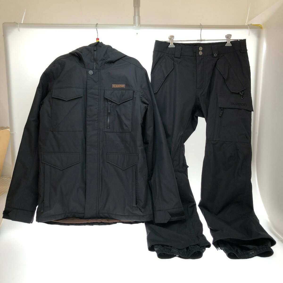 □□【中古】BURTON バートン スノーボードウェア(上下セット) 上S 下Mサイズ 10325 BD 798105/10105 VN 798064 ブラック Bランク