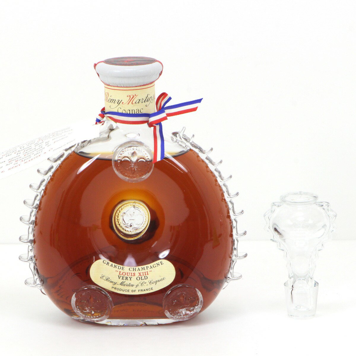 【商品名】中古 REMY MARTIN レミーマルタン ルイ13世 ベリーオールド バカラボトル 40度 700ml 替え栓付 Nランク 未開栓 ◆こちらの商品は「なんでもリサイクル ビッグバン札幌白石店 」からの出品です。 質問欄からの質問回答はいたしておりませんので、商品について質問がございましたら、 出品店舗にお電話にてお問い合わせください。 ※「リサイクルビッグバン楽天市場店の出品商品」と「店舗内商品コード（13桁）」をお知らせ下さい。 電話番号：011-846-3196 【店舗内商品コード】1010104698309 【メーカー】REMY MARTIN/レミーマルタン 【内容量】700ml【度数】40度【栓・フィルムの状態】未開栓【本数】1本 【付属品】替え栓 【ランク】Nランク　パッキングされており、未開封状態の店頭買取品 【お酒状態】汚れ・キズ 【使用予定配送業者】佐川急便 または 日本郵便　60サイズ　※お客様による配送方法の指定は承っておりません。 【こちらの商品は在庫連動システムを導入し、店頭や他ネットショップと併売を行なっておりますが、タイミングによりシステムの反映が間に合わず欠品となってしまう場合がございます。 売切れの場合は、ご購入をキャンセルさせていただく場合がございます。】 【備考/コメント】 レミーマルタン・ルイ13世バカラ・クリスタルボトルの未開栓品、替え栓付です。 ボトルのエンブレム部分に割れの補修、接着剤跡などダメージが見られます。 【内容量】700ml 【度　数】40度 ※当店では蒸散による目減りを防ぐため、キャップ部を保護フィルムにてシールしております ※状態は画像にてご確認ください。 ※画像にあるものがすべてとなります。 以上の点ご理解・ご了承の上ご入札くださいますようお願い致します。 【お酒類備考】 未開封の商品ですが、保管期間中の自然蒸発による液減りや、外箱・ボトル表面・ラベル・コルク等に汚れや多少のダメージがある場合が御座います。 また、コルクの状態や中身の風味・状態等の確認は行なっておりません。 底部に一部沈殿物・浮遊物等が生じる場合もございます。内容につきましての保証は致しませんので、ご理解の上、ご検討下さい。 ■状態等は画像をご確認・ご参照下さい。 　こちらの商品はお客様から買取させていただいた商品であり、人の手を経た商品です。 ■未成年の飲酒は法律で禁止されております。 　購入は「20歳以上の方」に限らせていただきます。 評価ご不要のお客様は、ご落札・ご購入をお控えください。 ■当店は税法を遵守した営業を行っております。 ■弊社（株式会社オカモトRMC）を装った偽装サイトにご注意ください■ 弊社（株式会社オカモトRMC）の商品画像や文章を無断盗用した『偽装サイト』を確認しておりますが、当店とは一切関係がございませんのでご注意ください。 表示中のWEBページのURLをご確認ください。（弊社からの出品は下記サイトのみとなります。） ■楽天市場　・https://www.rakuten.co.jp/　・https://item.rakuten.co.jp/●●● ■ Yahoo!オークション　■Yahoo!ショッピング ■デジマート　■amazon　■ebay ■メルカリshops　■ラクマ ■なんでもリサイクルビッグバン　公式オンラインストア 【偽装サイトの特徴】 ・オンラインストアのURLが上記以外のもの。 ・弊社の販売価格より、安価で販売されている。 ・銀行振込先名義が個人や外国人名である。 ・事業者の住所の記載はあるが、場所を調べてみるとおかしい。 （弊社は北海道帯広市に所在しており、北海道内の各店舗より商品発送致します。）