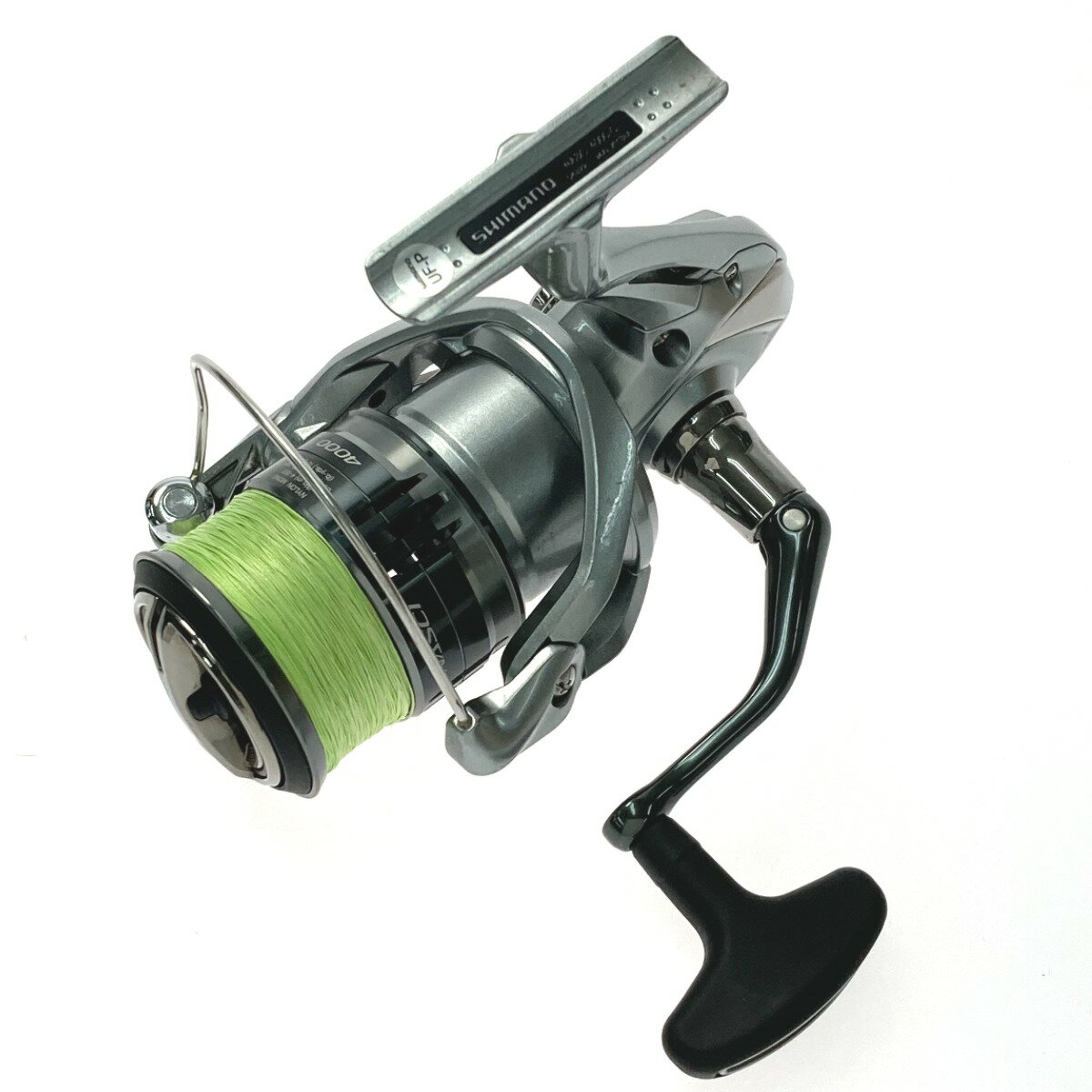 【商品名】中古 SHIMANO シマノ 21 NASCI ナスキー 4000-C スピニングリール 043221 Bランク ◆こちらの商品は「なんでもリサイクル ビッグバン旭川宮前店 」からの出品です。 質問欄からの質問回答はいたしておりませんので、商品について質問がございましたら、 出品店舗にお電話にてお問い合わせください。 ※「リサイクルビッグバン楽天市場店の出品商品」と「店舗内商品コード（13桁）」をお知らせ下さい。 電話番号：0166-38-3196 【店舗内商品コード】1017004053580 【メーカー】SHIMANO/シマノ 【型番】043221 【最大巻き上げ力】11kg【シャリ感】少々のシャリ感があります 【付属品】なし 【ランク】Bランク　通常使用による傷や汚れが見受けられる中古品 【規格・仕様】巻かれているラインの詳細はお客様からの買取品の為、不明でございます。ご了承ください。 【詳細備考】本体に多少のスレ傷、ヨゴレ等、使用感が見られます。 店頭との併売商品のため、記載に無い細かなキズ、汚れが見受けられるなど多少商品状態が変化する場合がございます。 【使用予定配送業者】日本郵便　レターパックプラス　※お客様による配送方法の指定は承っておりません。 【こちらの商品は在庫連動システムを導入し、店頭や他ネットショップと併売を行なっておりますが、タイミングによりシステムの反映が間に合わず欠品となってしまう場合がございます。 売切れの場合は、ご購入をキャンセルさせていただく場合がございます。】 【備考/コメント】 程度B ■状態等は画像をご確認・ご参照下さい。 ■こちらの商品はお客様から買取させていただいた商品であり、人の手を経た商品です。 評価ご不要のお客様は、ご落札・ご購入をお控えください。 ■弊社（株式会社オカモトRMC）を装った偽装サイトにご注意ください■ 弊社（株式会社オカモトRMC）の商品画像や文章を無断盗用した『偽装サイト』を確認しておりますが、当店とは一切関係がございませんのでご注意ください。 表示中のWEBページのURLをご確認ください。（弊社からの出品は下記サイトのみとなります。） ■楽天市場　・https://www.rakuten.co.jp/　・https://item.rakuten.co.jp/●●● ■ Yahoo!オークション　■Yahoo!ショッピング ■デジマート　■amazon　■ebay ■メルカリshops　■ラクマ ■なんでもリサイクルビッグバン　公式オンラインストア 【偽装サイトの特徴】 ・オンラインストアのURLが上記以外のもの。 ・弊社の販売価格より、安価で販売されている。 ・銀行振込先名義が個人や外国人名である。 ・事業者の住所の記載はあるが、場所を調べてみるとおかしい。 （弊社は北海道帯広市に所在しており、北海道内の各店舗より商品発送致します。）