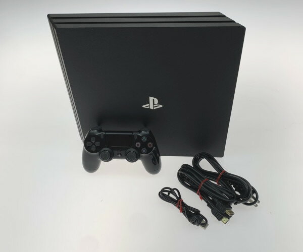 【商品名】中古 SONY ソニー PlayStation4 CUH-7200C Bランク ◆こちらの商品は「なんでもリサイクル ビッグバン伊達店 」からの出品です。 質問欄からの質問回答はいたしておりませんので、商品について質問がございましたら、 出品店舗にお電話にてお問い合わせください。 ※「リサイクルビッグバン楽天市場店の出品商品」と「店舗内商品コード（13桁）」をお知らせ下さい。 電話番号：0142-21-3196 【店舗内商品コード】1015010960564 【メーカー】SONY/ソニー 【型番】CUH-7200C 【付属品】電源ケーブル・USBケーブル HDMIケーブル、コントローラー×1 【ランク】Bランク　通常使用による傷や汚れが見受けられる中古品 【動作確認】動作確認を行っております 【使用予定配送業者】佐川急便 または 日本郵便　80サイズ　※お客様による配送方法の指定は承っておりません。 【こちらの商品は在庫連動システムを導入し、店頭や他ネットショップと併売を行なっておりますが、タイミングによりシステムの反映が間に合わず欠品となってしまう場合がございます。 売切れの場合は、ご購入をキャンセルさせていただく場合がございます。】 【備考/コメント】 使用に伴う細かいキズ、汚れが見うけられます。 HDD容量、2TB 商品画像に関しては出来る限り忠実に表示出来るよう努めておりますが、 実際の商品と比較し色味に若干の誤差が生じる場合がありますこと予めご了承ください。 保管により商品状態が若干変化する場合がありますのでご了承下さい。 お気になされる場合はご注意下さいませ。 ■状態等は画像をご確認・ご参照下さい。 ■こちらの商品はお客様から買取させていただいた商品であり、人の手を経た商品です。 評価ご不要のお客様は、ご落札・ご購入をお控えください。 ■弊社（株式会社オカモトRMC）を装った偽装サイトにご注意ください■ 弊社（株式会社オカモトRMC）の商品画像や文章を無断盗用した『偽装サイト』を確認しておりますが、当店とは一切関係がございませんのでご注意ください。 表示中のWEBページのURLをご確認ください。（弊社からの出品は下記サイトのみとなります。） ■楽天市場　・https://www.rakuten.co.jp/　・https://item.rakuten.co.jp/●●● ■ Yahoo!オークション　■Yahoo!ショッピング ■デジマート　■amazon　■ebay ■メルカリshops　■ラクマ ■なんでもリサイクルビッグバン　公式オンラインストア 【偽装サイトの特徴】 ・オンラインストアのURLが上記以外のもの。 ・弊社の販売価格より、安価で販売されている。 ・銀行振込先名義が個人や外国人名である。 ・事業者の住所の記載はあるが、場所を調べてみるとおかしい。 （弊社は北海道帯広市に所在しており、北海道内の各店舗より商品発送致します。）