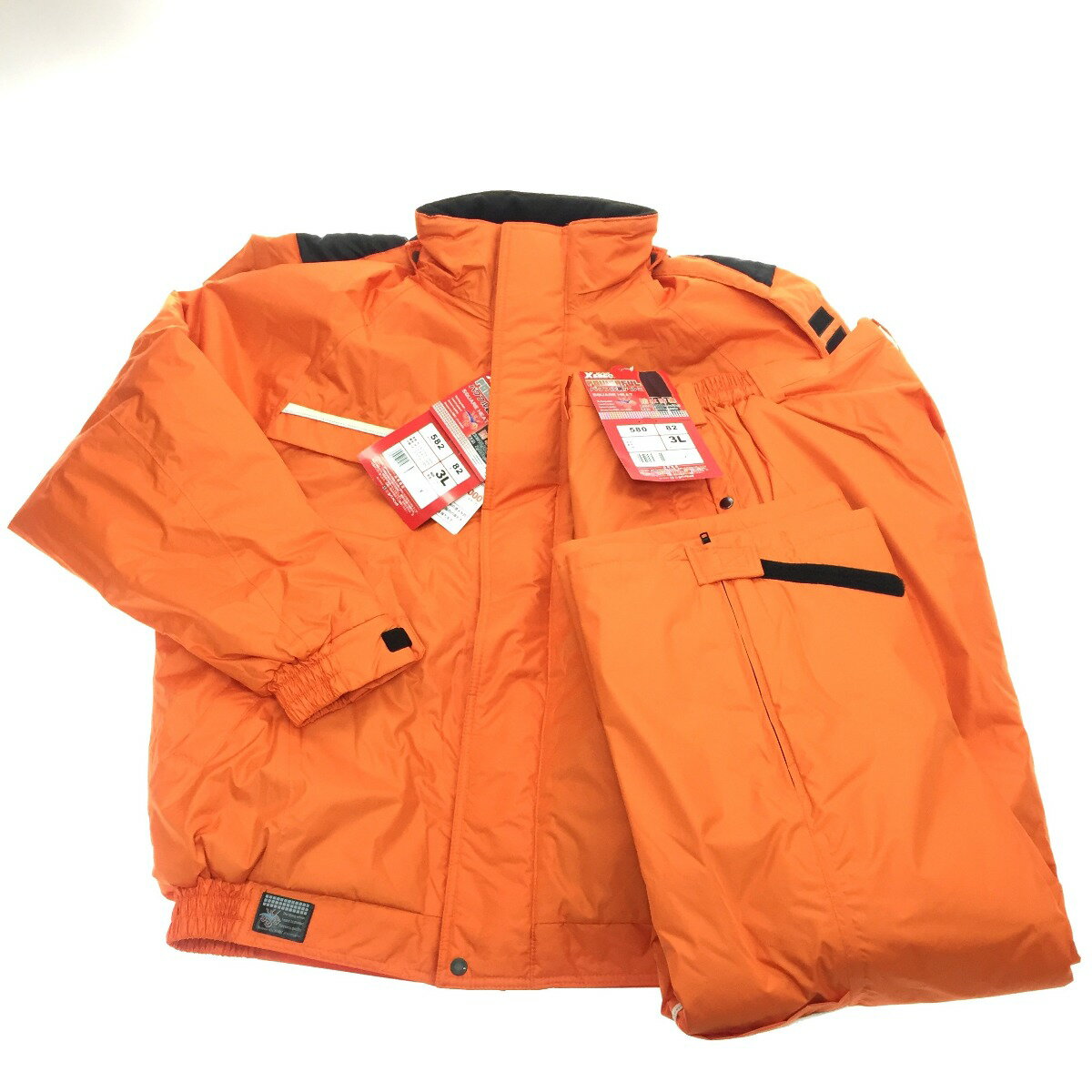 【商品名】中古 XEBEC 防水防寒ブルゾン・パンツセットアップ size 3L Aランク ◆こちらの商品は「なんでもリサイクル ビッグバン札幌白石店 」からの出品です。 質問欄からの質問回答はいたしておりませんので、商品について質問がございましたら、 出品店舗にお電話にてお問い合わせください。 ※「リサイクルビッグバン楽天市場店の出品商品」と「店舗内商品コード（13桁）」をお知らせ下さい。 電話番号：011-846-3196 【店舗内商品コード】1010105290441 【メーカー】XEBEC 【付属品】取扱説明書 【ランク】Aランク　少々の使用感はあるが状態の良い中古品 【使用予定配送業者】佐川急便 または 日本郵便　100サイズ　※お客様による配送方法の指定は承っておりません。 【こちらの商品は在庫連動システムを導入し、店頭や他ネットショップと併売を行なっておりますが、タイミングによりシステムの反映が間に合わず欠品となってしまう場合がございます。 売切れの場合は、ご購入をキャンセルさせていただく場合がございます。】 【備考/コメント】 ・未使用品の防寒着セットアップです ・フード取り外し可 【SIZE】　 ・3L ・胸囲102-110 ・身長175-185 ・ウエスト94-104 ・股下丈76 ■状態等は画像をご確認・ご参照下さい。 ■こちらの商品はお客様から買取させていただいた商品であり、人の手を経た商品です。 評価ご不要のお客様は、ご落札・ご購入をお控えください。 ■弊社（株式会社オカモト）を装った偽装サイトにご注意ください■ 弊社（株式会社オカモト）の商品画像や文章を無断盗用した『偽装サイト』を確認しておりますが、当店とは一切関係がございませんのでご注意ください。 表示中のWEBページのURLをご確認ください。（弊社からの出品は下記サイトのみとなります。） ■楽天市場　・https://www.rakuten.co.jp/　・https://item.rakuten.co.jp/●●● ■ Yahoo!オークション　■Yahoo!ショッピング ■デジマート　■amazon　■ebay ■メルカリshops　■ラクマ ■なんでもリサイクルビッグバン　公式オンラインストア 【偽装サイトの特徴】 ・オンラインストアのURLが上記以外のもの。 ・弊社の販売価格より、安価で販売されている。 ・銀行振込先名義が個人や外国人名である。 ・事業者の住所の記載はあるが、場所を調べてみるとおかしい。 （弊社は北海道帯広市に所在しており、北海道内の各店舗より商品発送致します。）