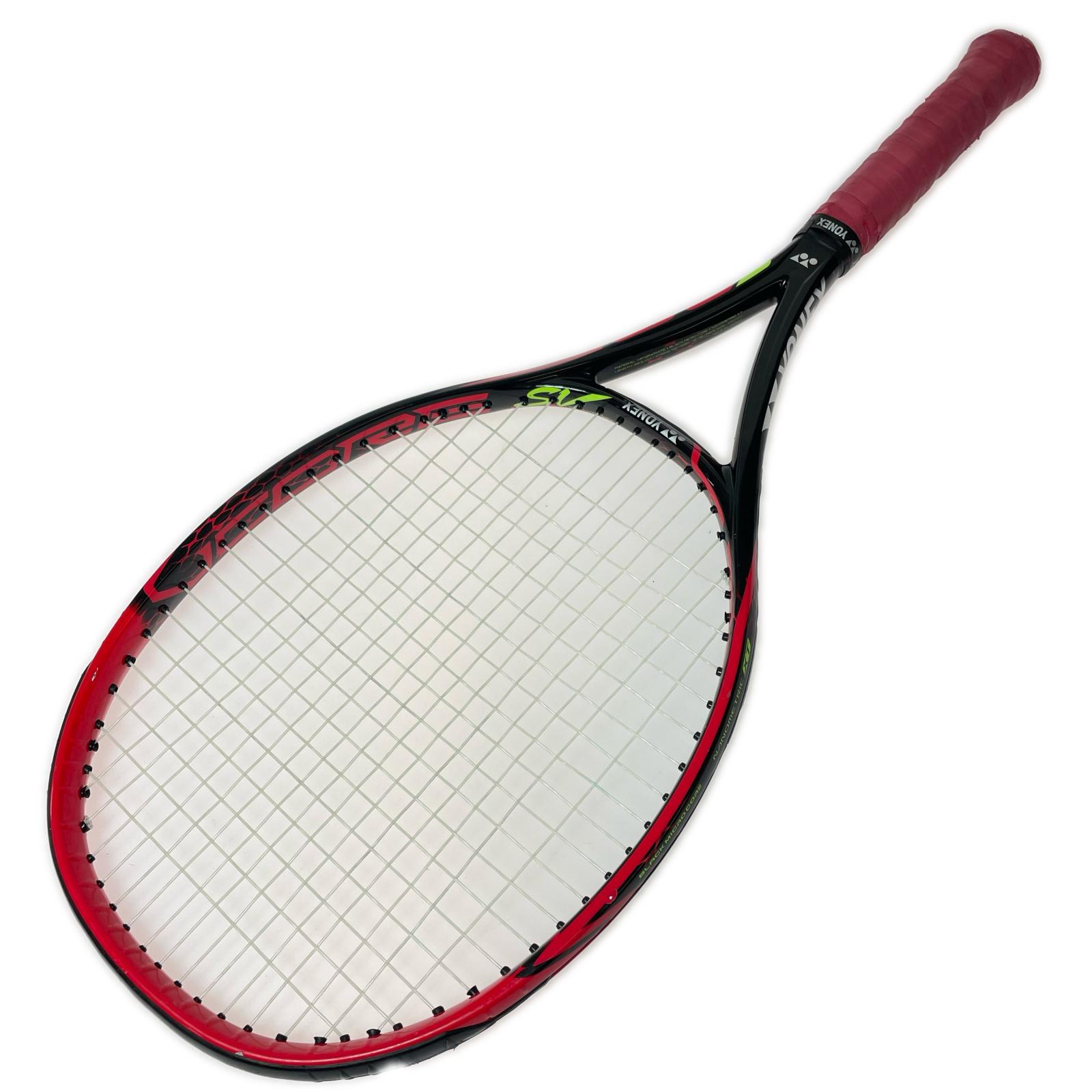【商品名】中古 YONEX ヨネックス VCORE SV 100S 硬式 テニスラケット G2 ソフトケース付 Cランク 商品の出品店舗とお問合せについて 質問欄からの質問回答はいたしておりませんので、商品について質問がございましたら、下記の「出品店舗」までお電話にて直接お問い合わせください。 ※お電話の際は「楽天市場店の出品商品」とお伝えいただくとスムーズです。 出品店舗 電話番号 店舗内商品コード（13桁） なんでもリサイクル ビッグバン帯広柏林台店 0155-41-3196（営業時間／10:00～20:00） 1001104092723 【店舗内商品コード】1001104092723 【メーカー】YONEX/ヨネックス 【年式】2016年 【付属品】 ソフトケース 【ランク】Cランク　使用感やキズや汚れ等が目立つ中古品 【規格・仕様】・FACE SIZE：100inch2 ・WEIGHT：270g / 9.5 OZ ・BALANCE：330mm ・LENGTH：26.5inch ・STRING PATTERN：16/18 ・GRIP SIZE：G2 40-55LBS 【使用予定配送業者】佐川急便 または 日本郵便　100サイズ　※お客様による配送方法の指定は承っておりません。 【こちらの商品は在庫連動システムを導入し、店頭や他ネットショップと併売を行なっておりますが、タイミングによりシステムの反映が間に合わず欠品となってしまう場合がございます。 売切れの場合は、ご購入をキャンセルさせていただく場合がございます。】 【備考/コメント】 商品には使用や経年による当て傷・汚れ・塗装の剥がれ等の使用感・ダメージがございます。 グリップにも使用からくる色落ちやすり減りといった劣化がございます。 グリップやガットが何時張られたものなのかはこちらではわかりかねます。 ■状態等は画像をご確認・ご参照下さい。 ■こちらの商品はお客様から買取させていただいた商品であり、人の手を経た商品です。 商品ランクについて 新品 使用されておらず、一度も小売されていない品物 N パッキングされており、未開封状態での店頭買取品 S 中身の確認の為のみに開封した商品、多少の使用（1〜2度程度）、または店頭展示のみのほぼ新品に近い中古品 A 少々の使用感はあるが状態の良い中古品 B 通常使用による傷や汚れが見受けられる中古品 C 使用感やキズや汚れ等が目立つ中古品 D 通常使用に問題がありリペアが必要、もしくは部品取り等に利用するジャンク品