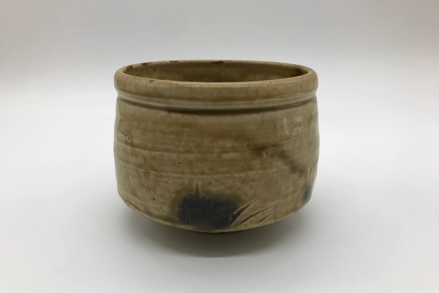 【作家物/初代春鼎（しょだいしゅんてい）作】【瀬戸焼/せとやき/せともの】【抹茶/茶碗】【新品/多少難あり/小傷等あり】【故人の為木箱の箱書き無し】黄灰釉織部筒抹茶碗