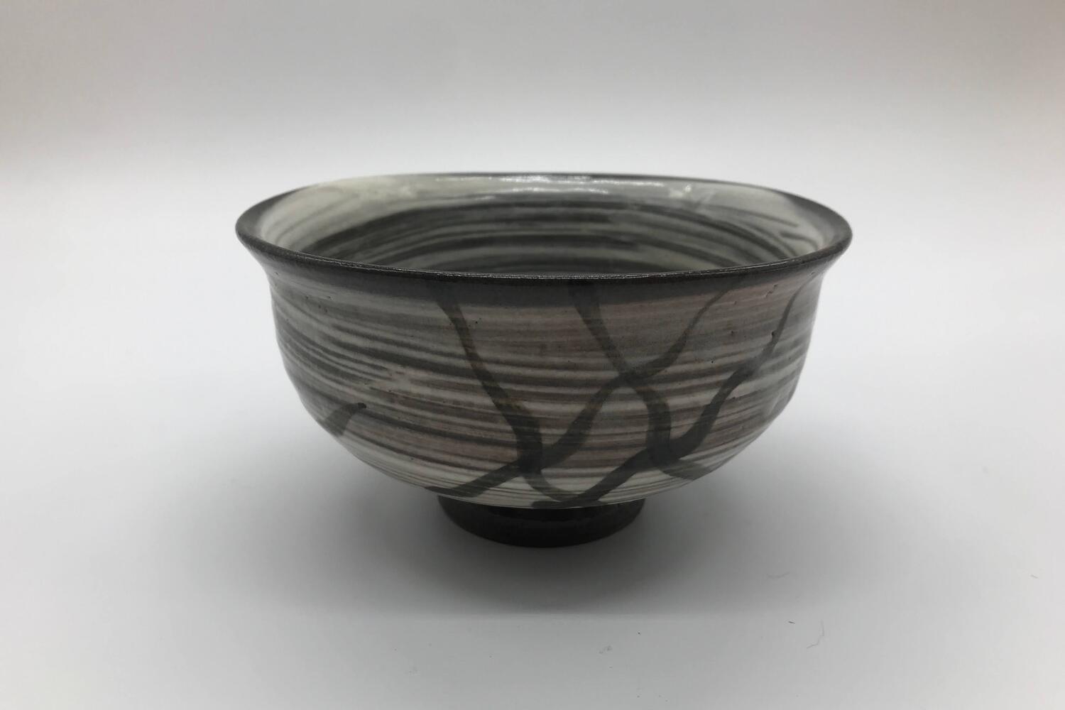 【作家物/初代春鼎（しょだいしゅんてい）作】【瀬戸焼/せとやき/せともの】【抹茶/茶碗】【新品/多少難あり/小傷等あり】【故人の為木箱の箱書き無し】黒土白刷毛目波文抹茶碗
