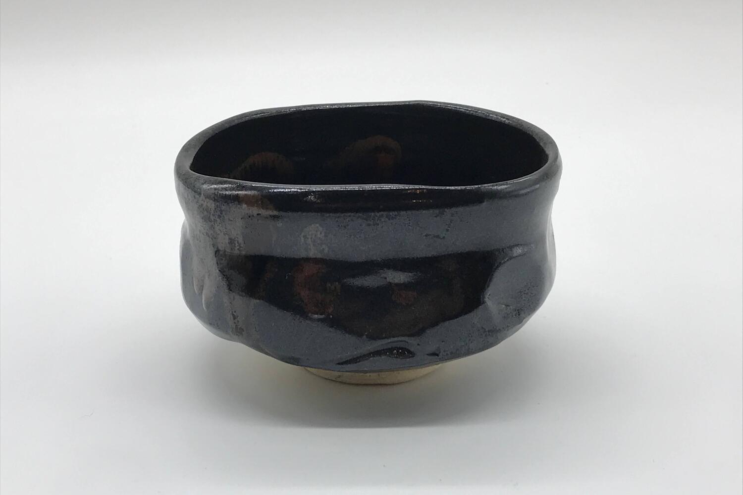 Other Bowls - 【作家物/初代春鼎（しょだいしゅんてい）作】【瀬戸焼/せとやき/せともの】【抹茶/茶碗】【新品/多少難あり/小傷等あり】【故人の為木箱の箱書き無し】黒織部鉄釉流し抹茶碗
