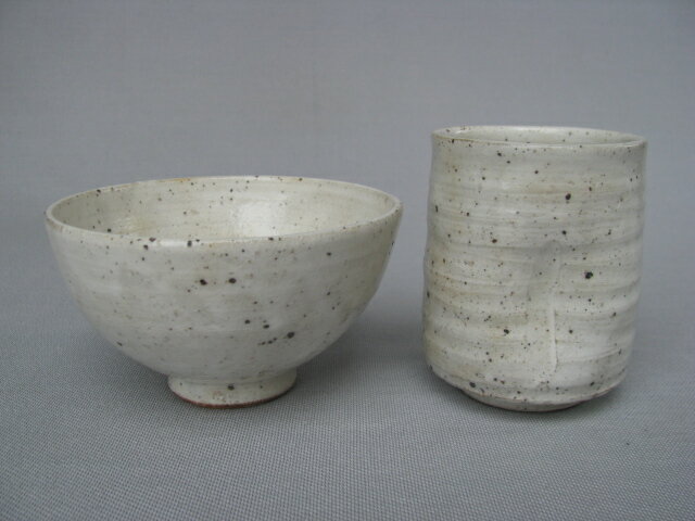 【美濃焼/みのやき/せともの】【湯呑/飯碗/茶碗】鉄粉引飯碗or湯呑※お湯呑は、お湯等の水分を長時間入れたままにしないでください。土の特性により稀に染み出ることがございます。