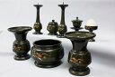 仏具セット【8点】銅器仏具 「富士型」花ごころ 4寸(深海色) 8具足真鍮製 仏壇仏具 花立て 前香炉 蓋付き香炉 火立て 燭台 通販 販売 仏具付き 仏具セッ...