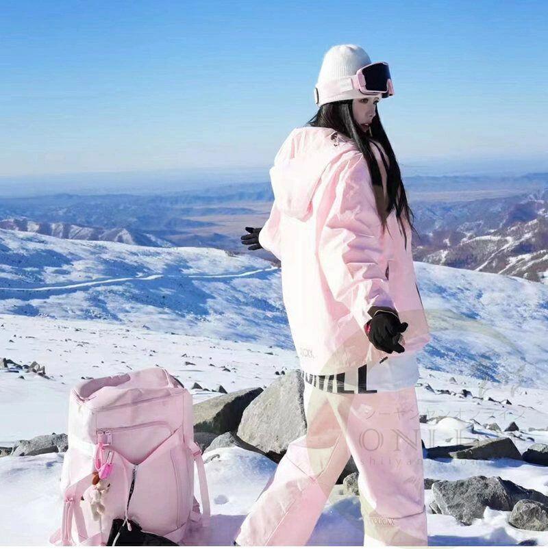 【商品仕様】 ■ジャケット・カラー ブラック・ホワイト、ピンク・ホワイト、ワインレッド・ホワイト、オレンジ・ホワイト、ピンク、カラフル・ブラック、ブルー・ホワイト、ライトオレンジ ■トップスサイズ：S・3XL ■素材：ポリエステル 100% 【商品説明】 ●シンプルデザインで、スノーウェアや雪遊び着として大活躍。 ●防水、透湿、防風、撥水性を高次元でバランスさせた防水透湿素材。 ●快適な肌触りの仕様になっており滑らかで快適。 ※採寸方法の違いで、1-2CMの誤差が出る場合がございます。 ※商品は縫製上の細かいほつれ場合がございますので、気になるお客様はご購入をお控え下さい。 【注意】 ※メーカーの製造により、細かい傷や擦れなどがある場合がございます。 ※モニターの発色の具合によって実際のものと色が異なる場合がございます。 ※輸送の影響により一部商品の表面に多少の傷が生じることがありますので、予めご了承の上、よろしくお願いいたします。 ※メーカーの都合により、細部のデザイン・素材等が予告なく変更される場合がございます。 ※ 商品によってはサイズに多少の誤差がある場合がございます。 正確なサイズを測るよう心がけておりますがサンプル商品の実寸値となりますので、お手元にお届けする商品と表記の寸法に多少の誤差が生じる場合がございます。 2・3cmは許容範囲とさせていただいております。 予めご了承くださいませ。