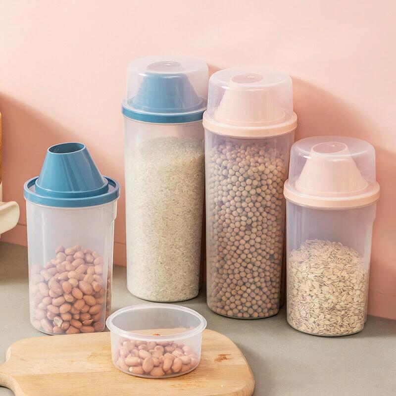 雅和屋のフードストッカー 保存容器 1000ml/1500ml ペットフード保存 犬 猫餌 フード 貯蔵タンク 透明 キャニスター 密閉 大容量 計量カップ付き 食材 調味料 餌収納 湿気/臭いの漏れを防ぐ PP素材 ご飯 穀物 ナッツ類 スナック類 ドッグ キャット 小動物 残量確認 ピンク ブルー｜アングル2