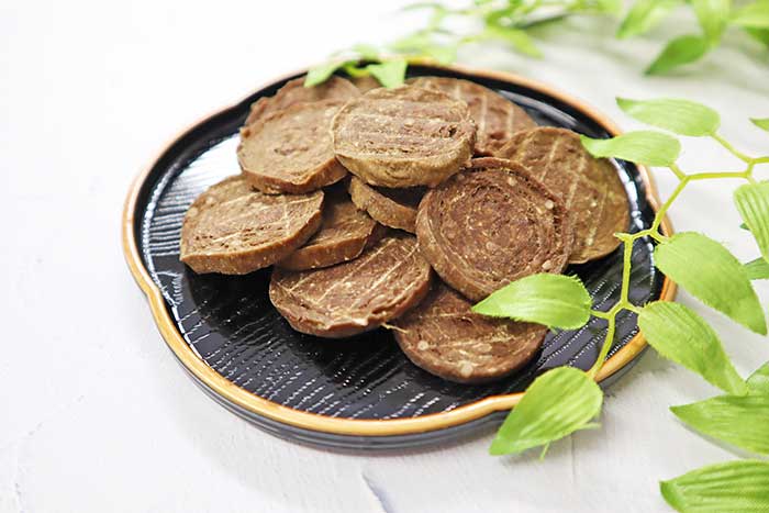 国泰ジャパン KURO 吟造り 北海道産牛肉チップスハード 50g （犬用おやつ）