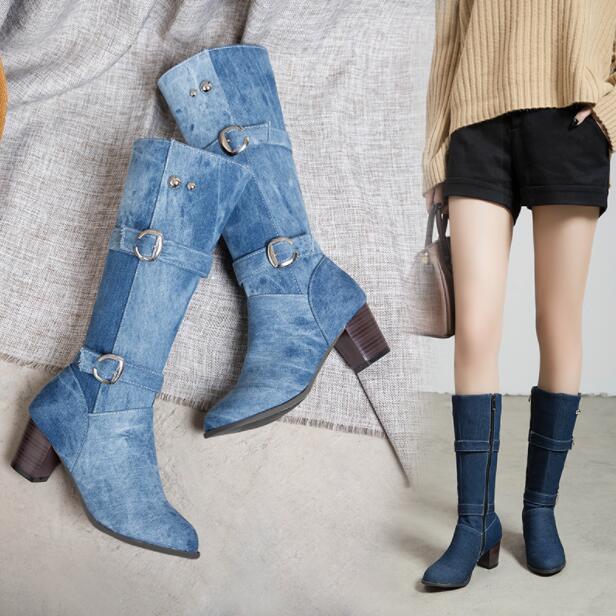 【商品情報】・・サイズ:・22.5cm、23cm、23.5cm、24cm、24.5cm、25cm、25.5cm、26cmヒール：6cm 筒丈30cm・カラー:ブラック、ライトブルー、ダークブルー・商品内容:ブーツ・生産国:中国商品について：※サイズ表記は目安です。若干の誤差がある場合がございます。※この商品は少々、染料のニオイや色落ちがある場合がございます。身体に害のあるものではありませんので、ご安心くださいませ。※色落ちに関しましては、濃い色の物と摩擦をなるべく避けて頂き、お洗濯の際には必ず単品洗いをお願いいたします。※製造中（縫製、染色など）により商品において色味や柄、サイズに若干の誤差や、生地を織る際に糸の継ぎ目や多少のほつれ等が生じる場合がございますが、品質上の問題ではございませんのでご了承の上お買い求めくださいませ。※手作り商品でございますから、画像と若干異なる場合も御座います。※モデルに使用している小物、アクセサリ等は商品内容に含まれません。※発送上の状態によって商品がシワになる場合がございます。予めご了承くださいませ。メールについて：※メール返信とご注文対応は、平日10：00-18：00頃に対応しております。※携帯メールでの登録は迷惑メールによりメールが届かない場合がございます。ジョッキーブーツ デニムブーツ ロングブーツ 秋冬レディース デニム ポインテッドトゥ 太ヒール 6センチ ハイヒール チャンキーヒール 歩きやすい 厚底 レディース靴 疲れない おしれ ジョッキーブーツ デニムブーツ ロングブーツ 秋冬レディース デニム ポインテッドトゥ 太ヒール 6センチ ハイヒール チャンキーヒール 歩きやすいメーカー希望小売価格はメーカーカタログに基づいて掲載しています
