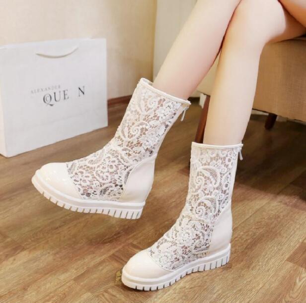 【商品情報】・・サイズ:・22.5cm、23cm、23.5cm、24cm、24.5cm、25cm、25.5cm、26cm・カラー:ブラック、ホワイト、ベージュ・商品内容:サンダル・生産国:中国商品について：※サイズ表記は目安です。若干の誤差がある場合がございます。※この商品は少々、染料のニオイや色落ちがある場合がございます。身体に害のあるものではありませんので、ご安心くださいませ。※色落ちに関しましては、濃い色の物と摩擦をなるべく避けて頂き、お洗濯の際には必ず単品洗いをお願いいたします。※製造中（縫製、染色など）により商品において色味や柄、サイズに若干の誤差や、生地を織る際に糸の継ぎ目や多少のほつれ等が生じる場合がございますが、品質上の問題ではございませんのでご了承の上お買い求めくださいませ。※手作り商品でございますから、画像と若干異なる場合も御座います。※モデルに使用している小物、アクセサリ等は商品内容に含まれません。※発送上の状態によって商品がシワになる場合がございます。予めご了承くださいませ。メールについて：※メール返信とご注文対応は、平日10：00-18：00頃に対応しております。※携帯メールでの登録は迷惑メールによりメールが届かない場合がございます。サマーブーツ ブーツサンダル 総レース ショートブーツ ローヒールサンダル 太ヒール 夏 シースルー 7センチヒール 透かし レディース靴 レースアップブーツ 編み上げシューズ サマーブーツ ブーツサンダル 長脚効果 ブーツサンダル レディースショートブーツ ウェッジソール 厚底サンダル 夏サンダルメーカー希望小売価格はメーカーカタログに基づいて掲載しています
