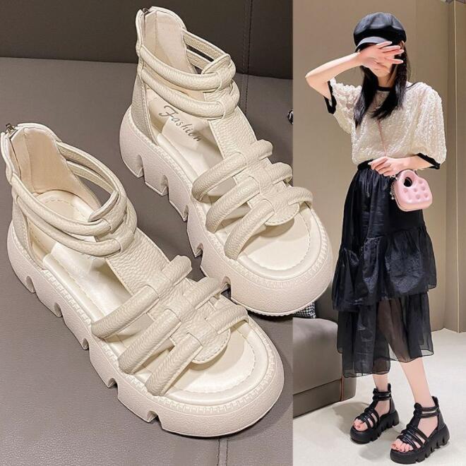 【商品情報】・・サイズ:・22.5cm、23cm、23.5cm、24cm、24.5cm、25cm、25.5cm、26cmヒール：5.5cm・商品内容:スポーツサンダル・生産国:中国商品について：※サイズ表記は目安です。若干の誤差がある場合がございます。※この商品は少々、染料のニオイや色落ちがある場合がございます。身体に害のあるものではありませんので、ご安心くださいませ。※色落ちに関しましては、濃い色の物と摩擦をなるべく避けて頂き、お洗濯の際には必ず単品洗いをお願いいたします。※製造中（縫製、染色など）により商品において色味や柄、サイズに若干の誤差や、生地を織る際に糸の継ぎ目や多少のほつれ等が生じる場合がございますが、品質上の問題ではございませんのでご了承の上お買い求めくださいませ。※手作り商品でございますから、画像と若干異なる場合も御座います。※モデルに使用している小物、アクセサリ等は商品内容に含まれません。※発送上の状態によって商品がシワになる場合がございます。予めご了承くださいませ。メールについて：※メール返信とご注文対応は、平日10：00-18：00頃に対応しております。※携帯メールでの登録は迷惑メールによりメールが届かない場合がございます。送料無料 サマーブーツ サンダル レディース フラット ファスナー付き サンダル ストラップサンダル ローヒール ぺたんこ 歩きやすい 疲れにくい 小さいサイズ 大きいサイズ 通勤 通学 韓国 きれいめ サマーブーツ サンダル レディース フラット ファスナー付き サンダル ストラップサンダル ローヒール ぺたんこメーカー希望小売価格はメーカーカタログに基づいて掲載しています