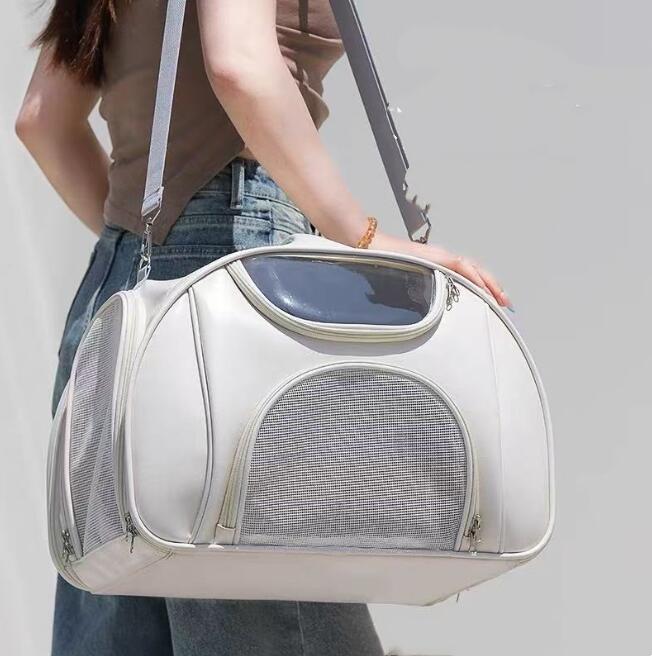 【商品情報】・サイズ:45.5*26*33cm・商品内容:かごバッグ・生産国:中国商品について：※サイズ表記は目安です。若干の誤差がある場合がございます。※この商品は少々、染料のニオイや色落ちがある場合がございます。身体に害のあるものではありませんので、ご安心くださいませ。※色落ちに関しましては、濃い色の物と摩擦をなるべく避けて頂き、お洗濯の際には必ず単品洗いをお願いいたします。※製造中（縫製、染色など）により商品において色味や柄、サイズに若干の誤差や、生地を織る際に糸の継ぎ目や多少のほつれ等が生じる場合がございますが、品質上の問題ではございませんのでご了承の上お買い求めくださいませ。※手作り商品でございますから、画像と若干異なる場合も御座います。※モデルに使用している小物、アクセサリ等は商品内容に含まれません。※発送上の状態によって商品がシワになる場合がございます。予めご了承くださいませ。メールについて：※メール返信とご注文対応は、平日10：00-18：00頃に対応しております。※携帯メールでの登録は迷惑メールによりメールが届かない場合がございます。ペットキャリーバッグ 折りたたみ 大きめ ペットキャリー バック ペットバッグ キャリーバッグ 猫用 犬用 ペット用品 小型犬 中型犬 トリミング 防災 通院 病院 ドライブ 避難用 メッシュ 軽量 折り畳み イヌ ねこ ネコ ペットキャリーバッグ 折りたたみ 大きめ ペットキャリー バック ペットバッグ キャリーバッグ 猫用 犬用 ペット用品 小型犬 中型犬 トリミングメーカー希望小売価格はメーカーカタログに基づいて掲載しています