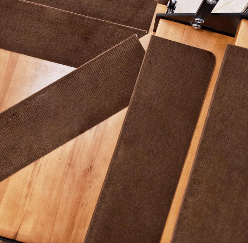 【商品情報】・サイズ:55* 22*4.5cm70*22*4.5cm・商品内容:階段マット・生産国:中国商品について：※サイズ表記は目安です。若干の誤差がある場合がございます。※この商品は少々、染料のニオイや色落ちがある場合がございます。身体に害のあるものではありませんので、ご安心くださいませ。※色落ちに関しましては、濃い色の物と摩擦をなるべく避けて頂き、お洗濯の際には必ず単品洗いをお願いいたします。※製造中（縫製、染色など）により商品において色味や柄、サイズに若干の誤差や、生地を織る際に糸の継ぎ目や多少のほつれ等が生じる場合がございますが、品質上の問題ではございませんのでご了承の上お買い求めくださいませ。※手作り商品でございますから、画像と若干異なる場合も御座います。※モデルに使用している小物、アクセサリ等は商品内容に含まれません。※発送上の状態によって商品がシワになる場合がございます。予めご了承くださいませ。メールについて：※メール返信とご注文対応は、平日10：00-18：00頃に対応しております。※携帯メールでの登録は迷惑メールによりメールが届かない場合がございます。階段マット 15枚 階段 滑り止め マット カーペット 洗える 吸着マット 滑り止めマット 犬 猫 ペット 子供 安全 傷防止 置くだけ おくだけ はがせる ズレない 足音 防音 転倒防止 冷え対策 階段 に 貼る カーペット 階段マット 15枚 階段 滑り止め マット カーペット 洗える 吸着マット 滑り止めマット 犬 猫 ペット 子供 安全 傷防止 置くだけメーカー希望小売価格はメーカーカタログに基づいて掲載しています