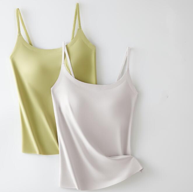 【商品情報】・・サイズ:S：バスト56 着丈39M：バスト60 着丈40L：バスト66 着丈41XL：バスト68 着丈42・商品内容:トップス・生産国:中国商品について：※サイズ表記は目安です。若干の誤差がある場合がございます。※この商品は少々、染料のニオイや色落ちがある場合がございます。身体に害のあるものではありませんので、ご安心くださいませ。※色落ちに関しましては、濃い色の物と摩擦をなるべく避けて頂き、お洗濯の際には必ず単品洗いをお願いいたします。※製造中（縫製、染色など）により商品において色味や柄、サイズに若干の誤差や、生地を織る際に糸の継ぎ目や多少のほつれ等が生じる場合がございますが、品質上の問題ではございませんのでご了承の上お買い求めくださいませ。※手作り商品でございますから、画像と若干異なる場合も御座います。※モデルに使用している小物、アクセサリ等は商品内容に含まれません。※発送上の状態によって商品がシワになる場合がございます。予めご了承くださいませ。メールについて：※メール返信とご注文対応は、平日10：00-18：00頃に対応しております。※携帯メールでの登録は迷惑メールによりメールが届かない場合がございます。キャミソール カップ付き ブラトップ ブラキャミ カップ付きインナー 接触冷感 楽ちん シンプル セクシー ルームウェア 部屋着 ブラジャー レディース キャミソール カップ付き ブラトップ ブラキャミ カップ付きインナー 接触冷感 楽ちん シンプル セクシー ルームウェア 部屋着 ブラジャー レディースメーカー希望小売価格はメーカーカタログに基づいて掲載しています
