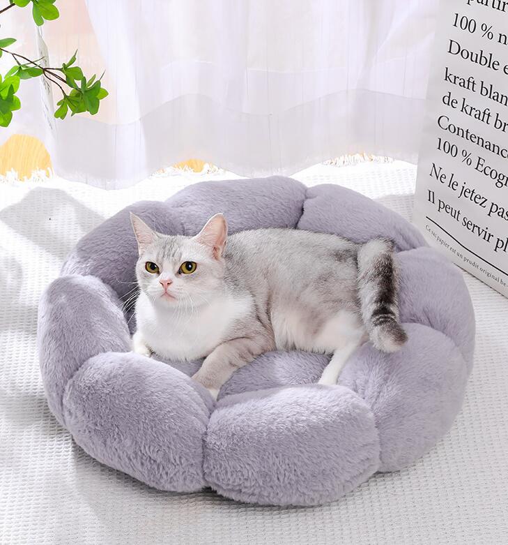 【商品情報】・・サイズ:写真のとおり・商品内容:ペットベッド・生産国:中国商品について：※サイズ表記は目安です。若干の誤差がある場合がございます。※この商品は少々、染料のニオイや色落ちがある場合がございます。身体に害のあるものではありませんので、ご安心くださいませ。※色落ちに関しましては、濃い色の物と摩擦をなるべく避けて頂き、お洗濯の際には必ず単品洗いをお願いいたします。※製造中（縫製、染色など）により商品において色味や柄、サイズに若干の誤差や、生地を織る際に糸の継ぎ目や多少のほつれ等が生じる場合がございますが、品質上の問題ではございませんのでご了承の上お買い求めくださいませ。※手作り商品でございますから、画像と若干異なる場合も御座います。※モデルに使用している小物、アクセサリ等は商品内容に含まれません。※発送上の状態によって商品がシワになる場合がございます。予めご了承くださいませ。メールについて：※メール返信とご注文対応は、平日10：00-18：00頃に対応しております。※携帯メールでの登録は迷惑メールによりメールが届かない場合がございます。ペットベッド かわいい 花型 猫 犬 小型犬 ふわふわ ふかふか 柔らかい もこもこ 冬 ペットクッション 防寒 寒さ対策 猫ベッド 犬ベッド ペットソファー ペットベット キャット ドッグ 可愛い あったか 暖かい 犬クッション 猫クッション ペットベッド かわいい 花型 猫 犬 小型犬 S M ふわふわ ふかふか 柔らかい もこもこ 冬 ペットクッション 防寒 寒さ対策 猫ベッド 犬ベッドメーカー希望小売価格はメーカーカタログに基づいて掲載しています