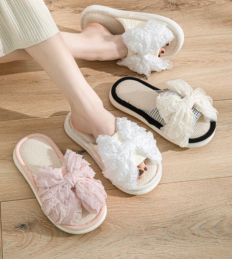 【商品情報】・カラー:写真のとおり・商品内容:サンダル・生産国:中国商品について：※サイズ表記は目安です。若干の誤差がある場合がございます。※この商品は少々、染料のニオイや色落ちがある場合がございます。身体に害のあるものではありませんので、ご安心くださいませ。※色落ちに関しましては、濃い色の物と摩擦をなるべく避けて頂き、お洗濯の際には必ず単品洗いをお願いいたします。※製造中（縫製、染色など）により商品において色味や柄、サイズに若干の誤差や、生地を織る際に糸の継ぎ目や多少のほつれ等が生じる場合がございますが、品質上の問題ではございませんのでご了承の上お買い求めくださいませ。※手作り商品でございますから、画像と若干異なる場合も御座います。※モデルに使用している小物、アクセサリ等は商品内容に含まれません。※発送上の状態によって商品がシワになる場合がございます。予めご了承くださいませ。メールについて：※メール返信とご注文対応は、平日10：00-18：00頃に対応しております。※携帯メールでの登録は迷惑メールによりメールが届かない場合がございます。スリッパ ルームシューズ 夏用 リボン かわいい おしゃれ レディース 涼しい 麻 リネン 軽い 夏 靴 デッキシューズ シンプル 軽量 通気性 来客 メール便 4色 送料無料 スリッパ ルームシューズ 夏用 リボン かわいい おしゃれ レディース 涼しい 麻 リネン 軽い 夏 靴 デッキシューズ シンプル 軽量メーカー希望小売価格はメーカーカタログに基づいて掲載しています
