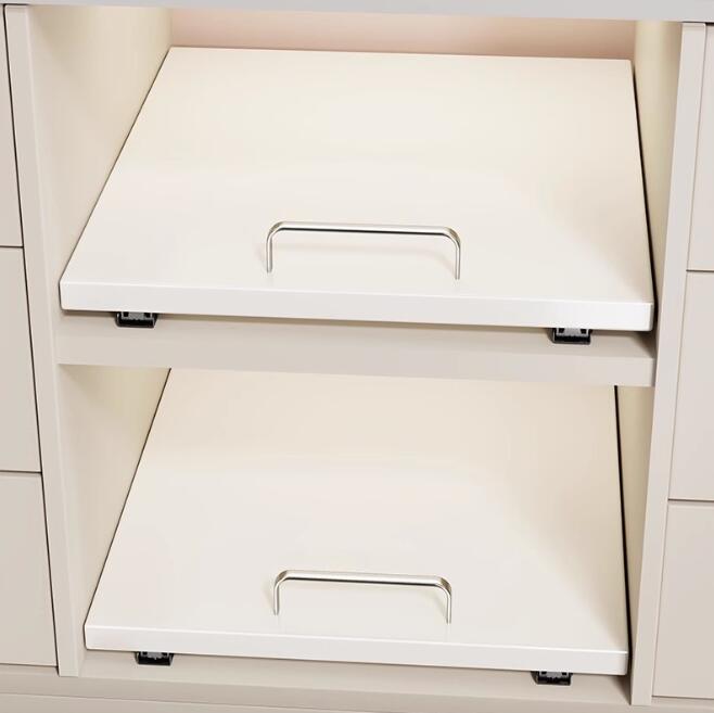 【商品情報】・サイズ:写真の通り・商品内容:収納ボックス・生産国:中国商品について：※サイズ表記は目安です。若干の誤差がある場合がございます。※この商品は少々、染料のニオイや色落ちがある場合がございます。身体に害のあるものではありませんので、ご安心くださいませ。※色落ちに関しましては、濃い色の物と摩擦をなるべく避けて頂き、お洗濯の際には必ず単品洗いをお願いいたします。※製造中（縫製、染色など）により商品において色味や柄、サイズに若干の誤差や、生地を織る際に糸の継ぎ目や多少のほつれ等が生じる場合がございますが、品質上の問題ではございませんのでご了承の上お買い求めくださいませ。※手作り商品でございますから、画像と若干異なる場合も御座います。※モデルに使用している小物、アクセサリ等は商品内容に含まれません。※発送上の状態によって商品がシワになる場合がございます。予めご了承くださいませ。メールについて：※メール返信とご注文対応は、平日10：00-18：00頃に対応しております。※携帯メールでの登録は迷惑メールによりメールが届かない場合がございます。キッチン シンク下 ラック 引き出し式 戸棚収納 食器 調味料 収納ラック キャビネット 引き出し収納棚 大容量収納 調味料収納 洗面台下 流し台下 食器収納 収納棚 台所収納ラック キッチン シンク下 ラック 引き出し式 戸棚収納 食器 調味料 収納ラック キャビネット 引き出し収納棚 大容量収納 調味料収納 洗面台下 流し台下メーカー希望小売価格はメーカーカタログに基づいて掲載しています