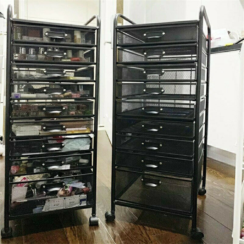 【全スチール製の安定性と防錆性】収納カートのフレームは高品質の金属で作られており、防錆コーティングが施されています。高品質の素材により、収納カートは錆びにくく、耐久性があり、頑丈です。 ? 【引き出しデザイン】ローリング引き出しカートの上部ラックは、大きなアイテムや頻繁にアクセスする必要があるアイテムの保管に最適です。モダンで洗練された外観のファイルオフィスキャビネットは、他の家具と完璧にマッチし、オフィスにスタイリッシュな魔法と魅力を加えます。完璧な高さなので、机の下に置くことができます。 ? 【大きな収納スペース】当社の収納カートには小さな引き出しがいくつかあります。さまざまなカテゴリーの物を保管するのに十分なスペースを提供します。整理整頓しておくと探しやすいです。賢いデザインにより、追加の収納スペースが得られます。 ? 【簡単に移動＆ロック可能なホイール】この収納オーガナイザーカートには4つの超静かな回転ホイールと2つの便利なサイドハンドルが付属しており、必要な場所に簡単かつ静かに移動できます。さらに、車輪のうち 2 つはロック可能で、必要なときにベビーカーを所定の位置に固定するのに役立ちます。 ? 【多機能収納カート】この収納カートは、オフィス、自宅、リビングルーム、玄関、バスルーム、学校、ガレージなどのさまざまな場所で使用できるため、職場や自宅をより整理整頓するのに最適です。実際の目的を完全に果たします。 ? 2つの異なるサイズの収納ボックス、多層構造、スムーズな360°ロック可能なキャスター、強力な耐荷重能力、シンプルな外観、心地よい色が特徴です。 ? 仕様 カラー：ブラック、シルバー 材質：金属鉄 引き出しの数: 5/6/9/10 ? 特徴 - 上部は追加の収納スペースと作業スペースを提供します。 - キャスターは 4 つあり、そのうち 2 つはロック可能で安定性が高くなります。 - 引き出しは金属チャンネルを抵抗なくスライドします。 - 家庭、オフィス、ガレージ、学校に最適な引き出し収納カートです。 - 引き出しは石鹸と湿らせた布で簡単に掃除できます。 説明書に従って簡単に短時間で組み立てられます。 ? 設置 シンプルな構造で 95% が組み立て済みで、プラグインプーリーを使用すると、追加の工具を必要とせずにこのファイリング キャビネットを組み立てることができます。 ? やあ、友達: 注：この製品は引き出しローリングカートとしてのみ販売されています。背景エフェクトは実際のショットです。ご注意の上ご購入ください。ご迷惑をおかけいたしますが、ご了承ください ?パッケージ内容: 引き出しトロリー1個 ? 注意: 1.照明やモニターの表示により、商品の色は写真と多少異なる場合があります。 2.手動測定のため、±1cmの誤差はご了承ください。この収納カートの最大耐荷重を超える物を置かないでください。