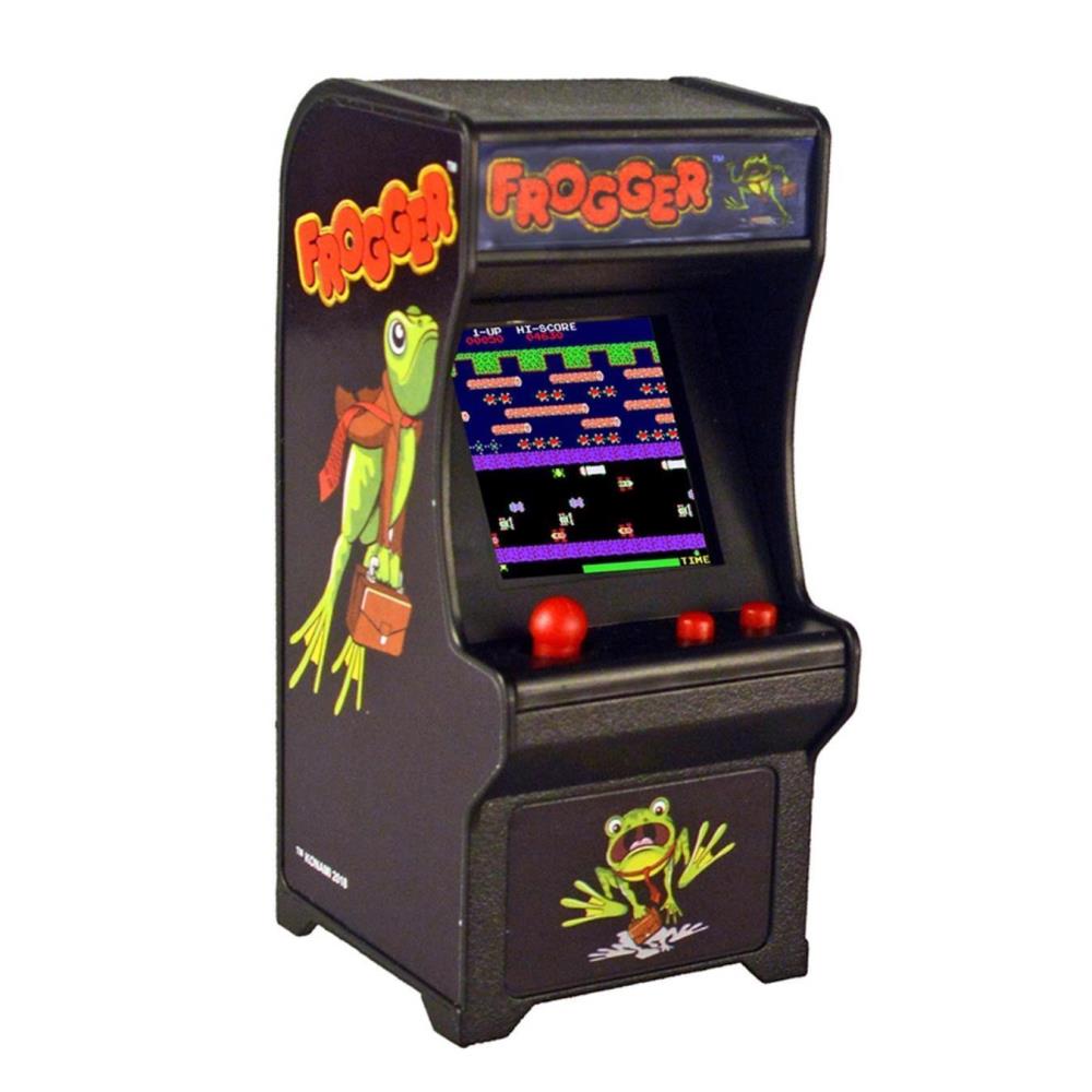 概要 4インチのミニゲームセンタ Frogger 手のひらに収まるサイズの昔懐かしいゲームセンタのゲームをプレイ可能 スクリーンサイズ：1.5インチ ゲーム：危険な道路や川に沿って飛びまわり、Froggerが家に帰るのを助ける 昔懐かしいゲームセンタのビデオゲームをプレイできる、ミニゲームセンタ Froggerが、手のひらに収まるサイズで帰ってきました！画面サイズは1.5インチ以下で、全体的なキャビネットサイズは4&times;2インチです。各ミニゲームセンタには、ゲームプレイ一式、フルカラー、高解像度スクリーン、本物のゲームサウンド、ジョイスティック、およびバックライト付きのゲームセンタスタイルのキャビネット内に2つのコントロールボタンを装備しています。80年代に愛したオリジナルのゲームプレイがすべて、お手元に戻ってきました！ ゲーム ミニゲームセンタ Froggerは長時間の通勤には欠かせない、はまってしまうゲームです。プレーヤーは危険な道路や川に沿って飛びまわり、画面の下部から上部にある家にFroggerを誘導しなくてはなりません。 同梱 1 x ミニゲームセンタ Frogger