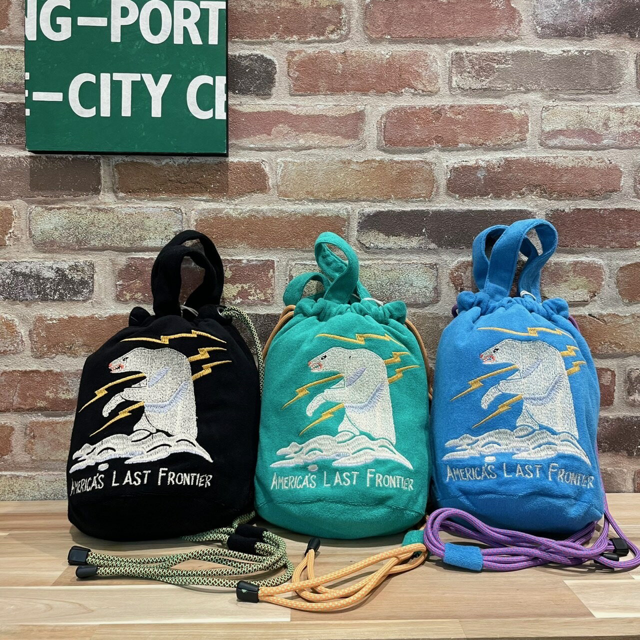 Rakuten - ★ロブソン　ROBSONst.　ALASKA BAG　男女兼用　春・夏　フリー　6891 ALASKA BAG 刺繍 バッグ アラスカ 鞄 かばん シロクマ ショルダーバッグ 巾着 カラフル パイル生地 アメカジ レディースバッグ プレゼント 軽いかばん ポケット付き かわいい ブルー